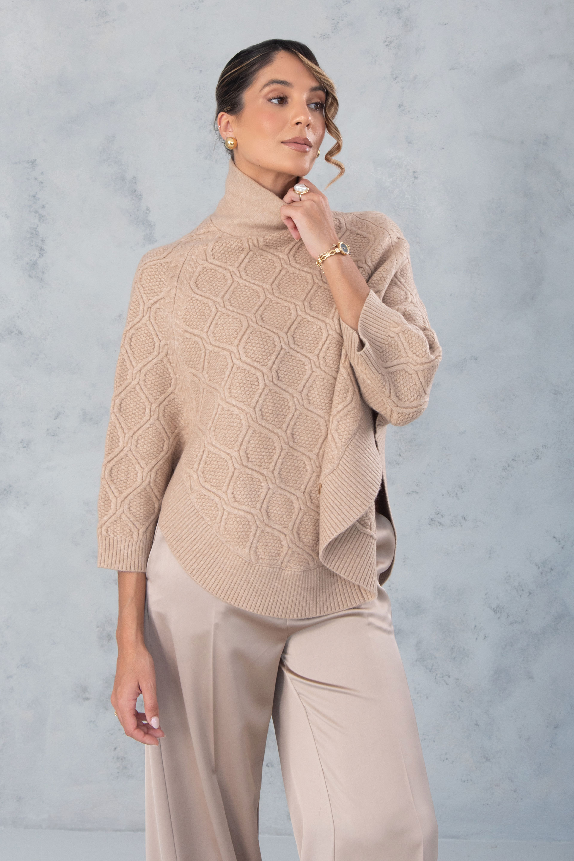 Capa de malha com efeito trabalhado e gola cruzada