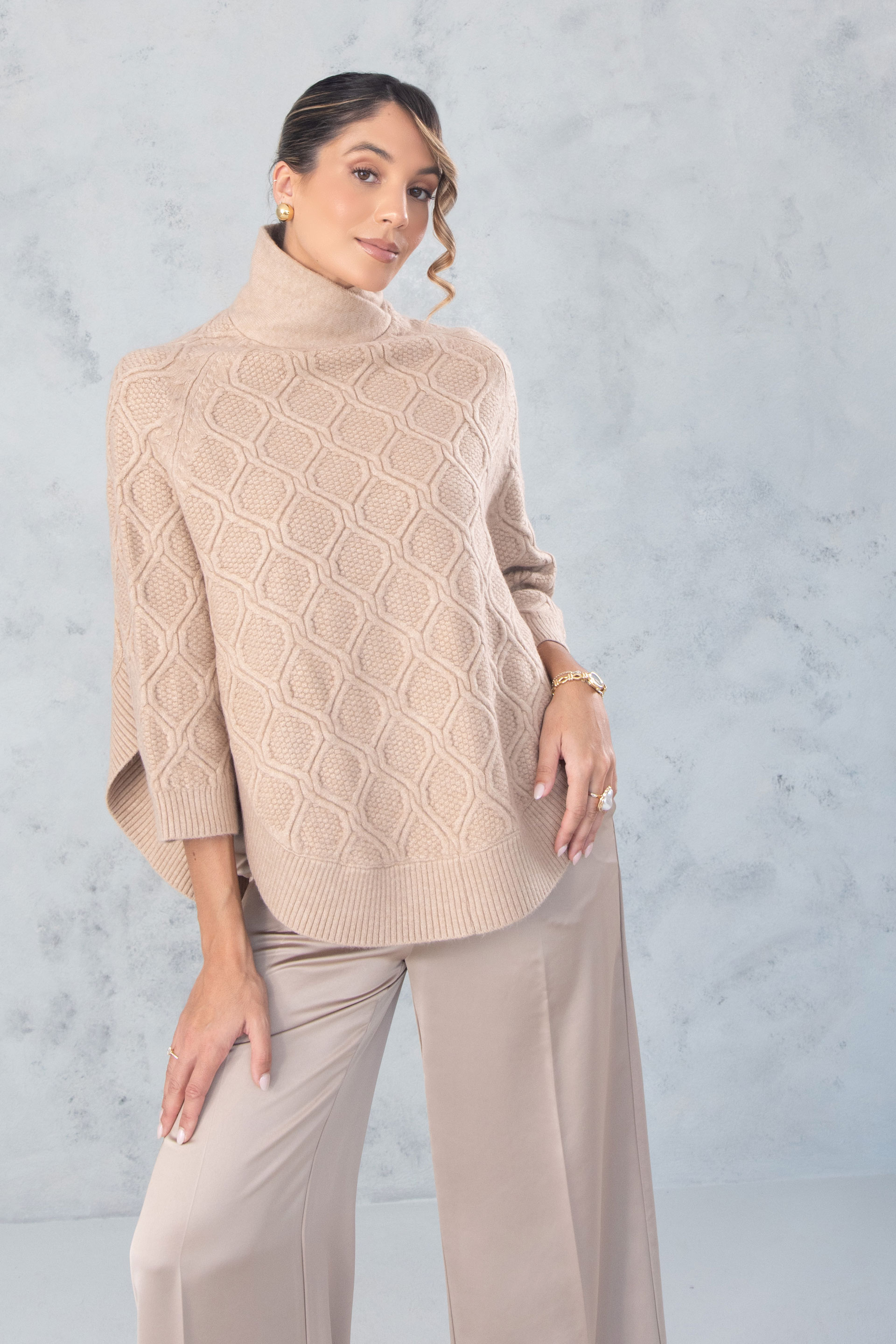 Capa de malha com efeito trabalhado e gola cruzada