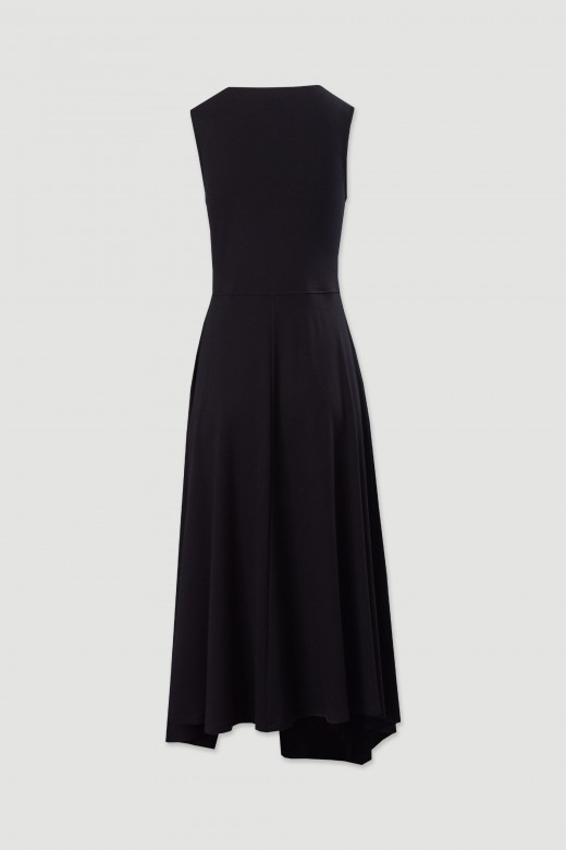 Vestido assimtrico com racha frontal