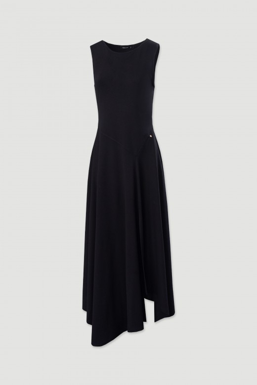 Vestido assimtrico com racha frontal