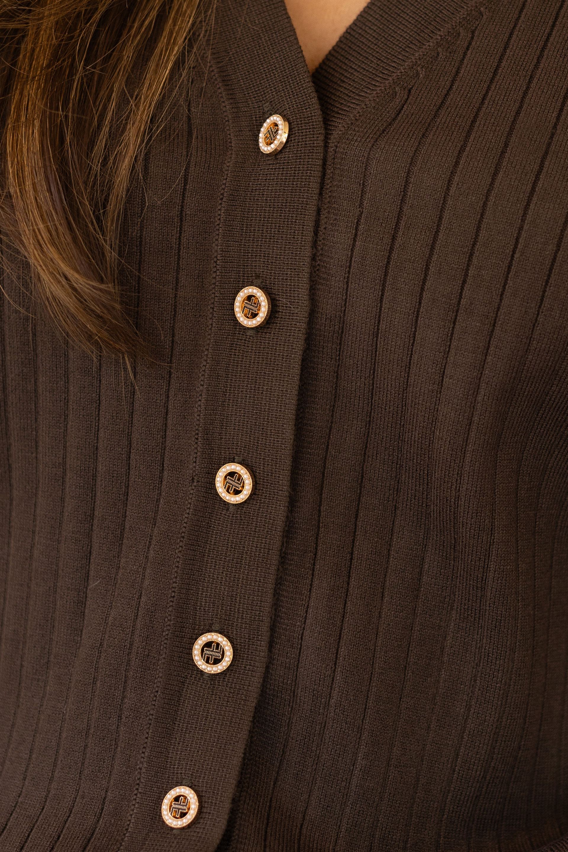 Casaco de malha canelada com decote em v