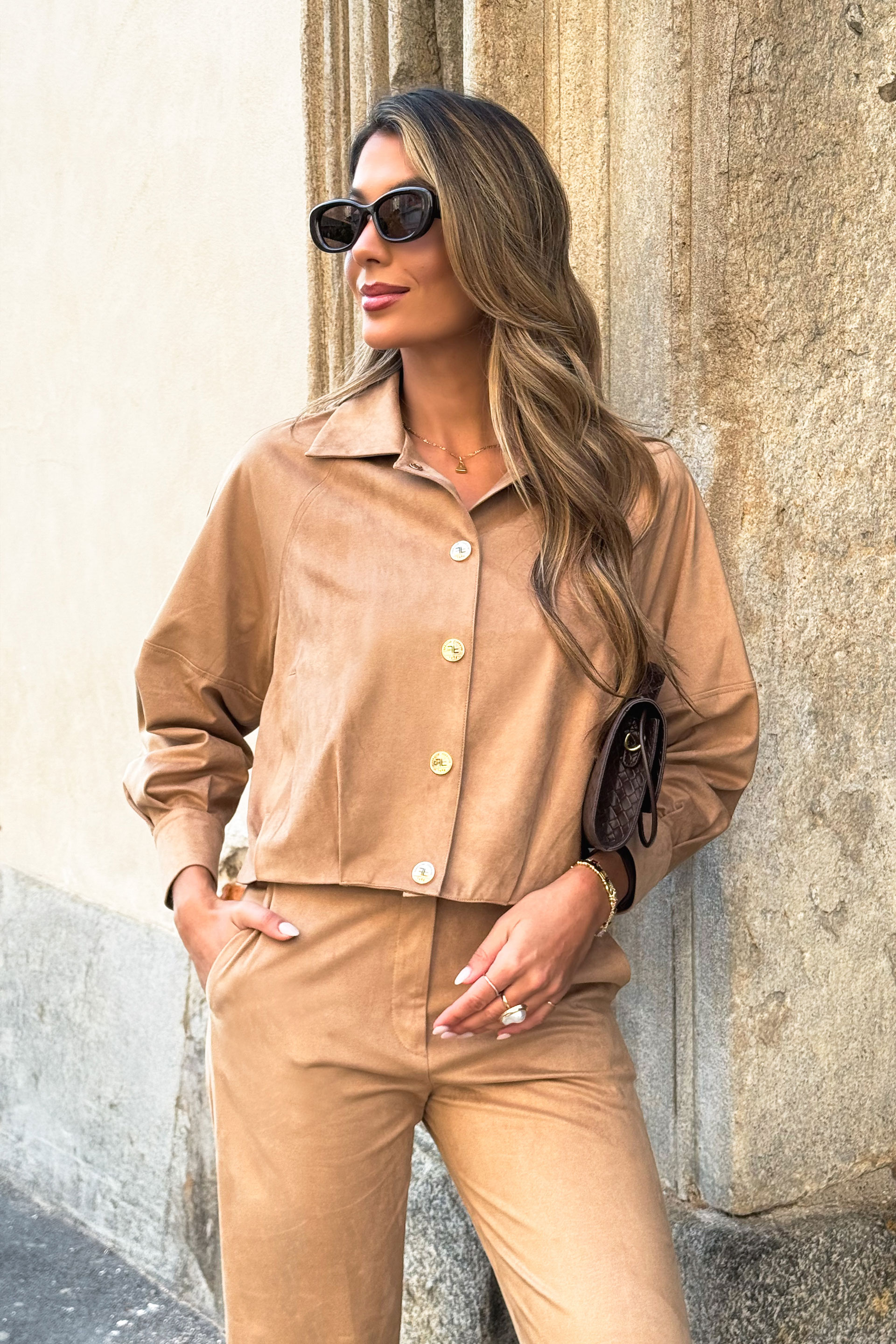 Veste courte en daim avec boutons sur le devant