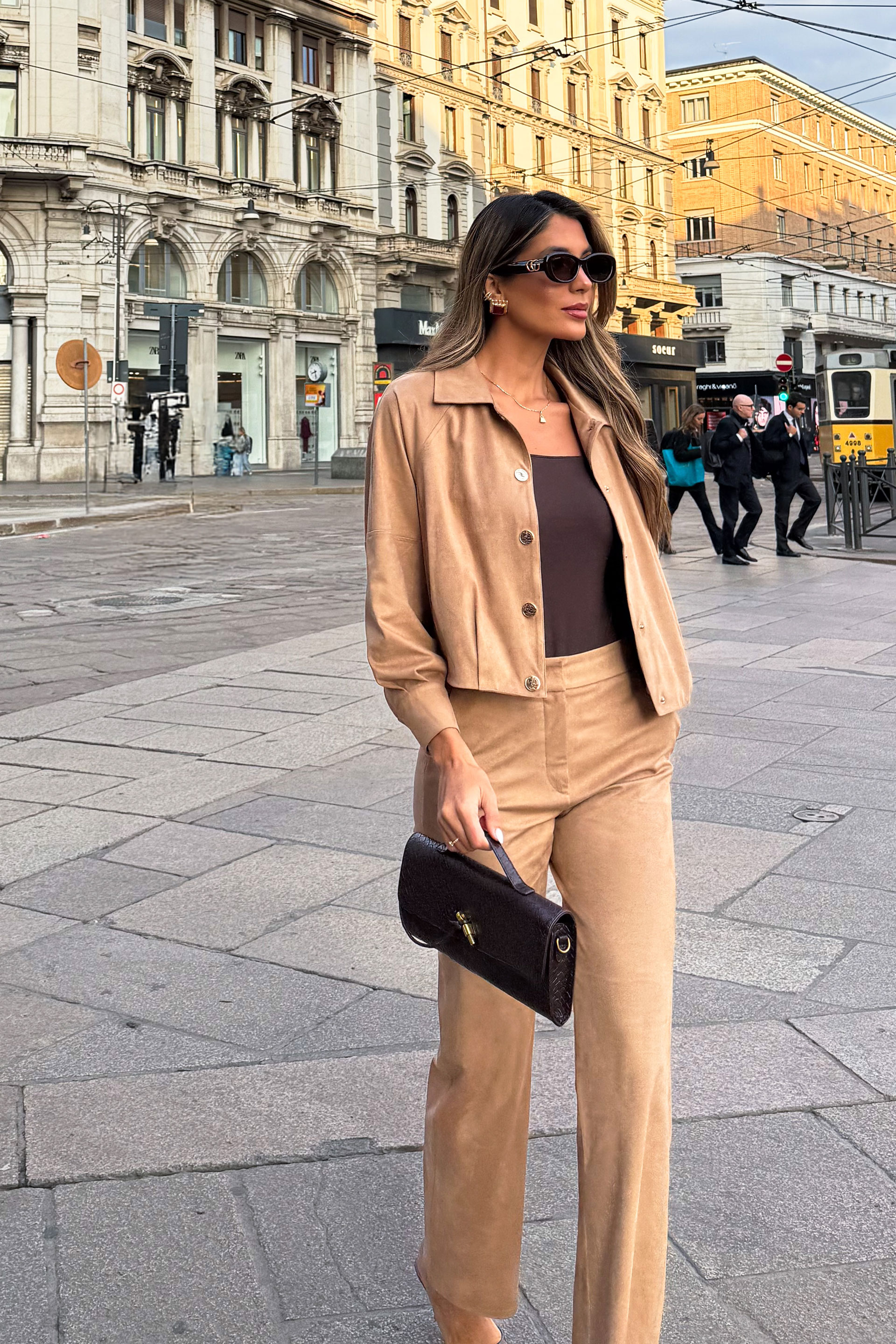 Veste courte en daim avec boutons sur le devant