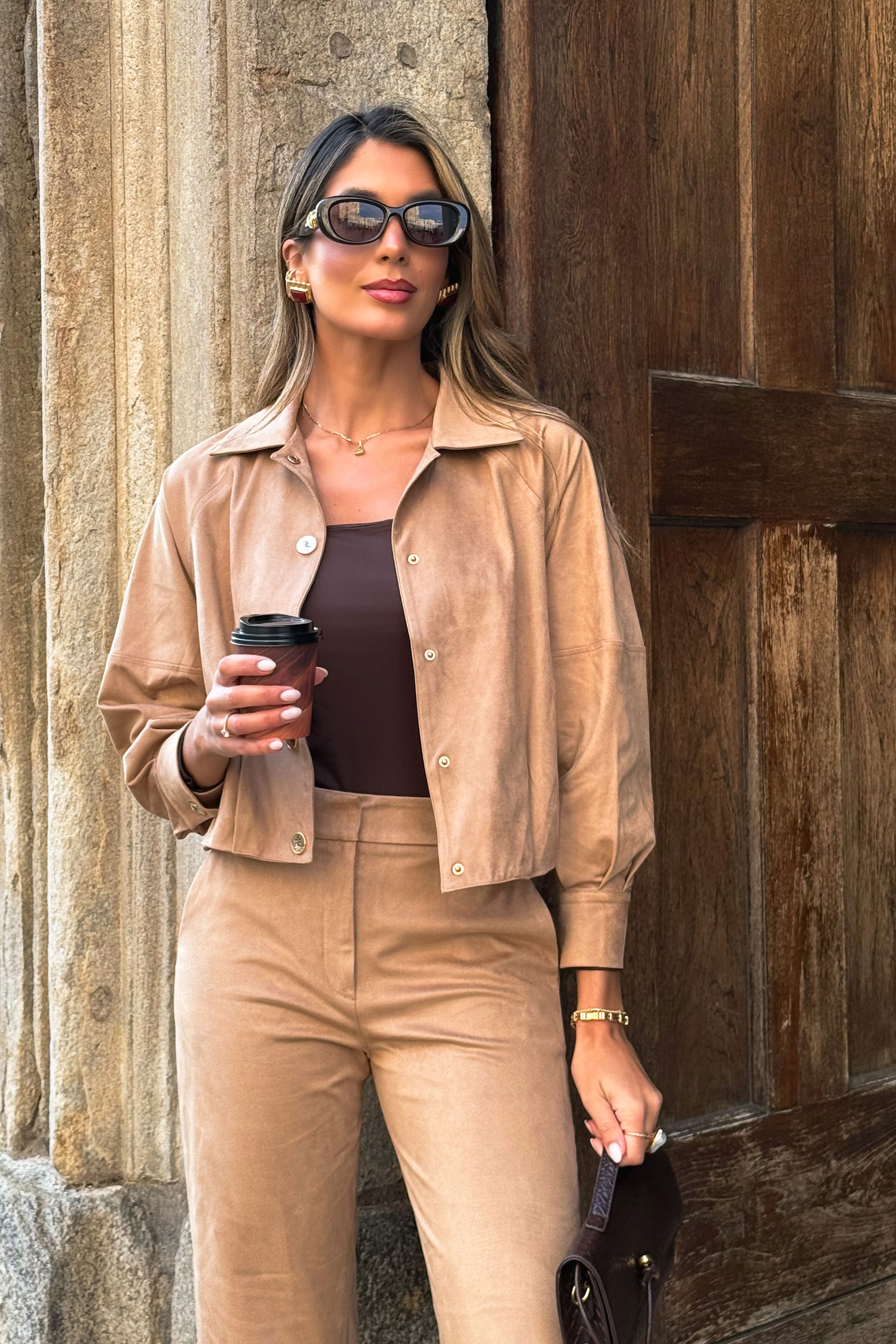 Veste courte en daim avec boutons sur le devant