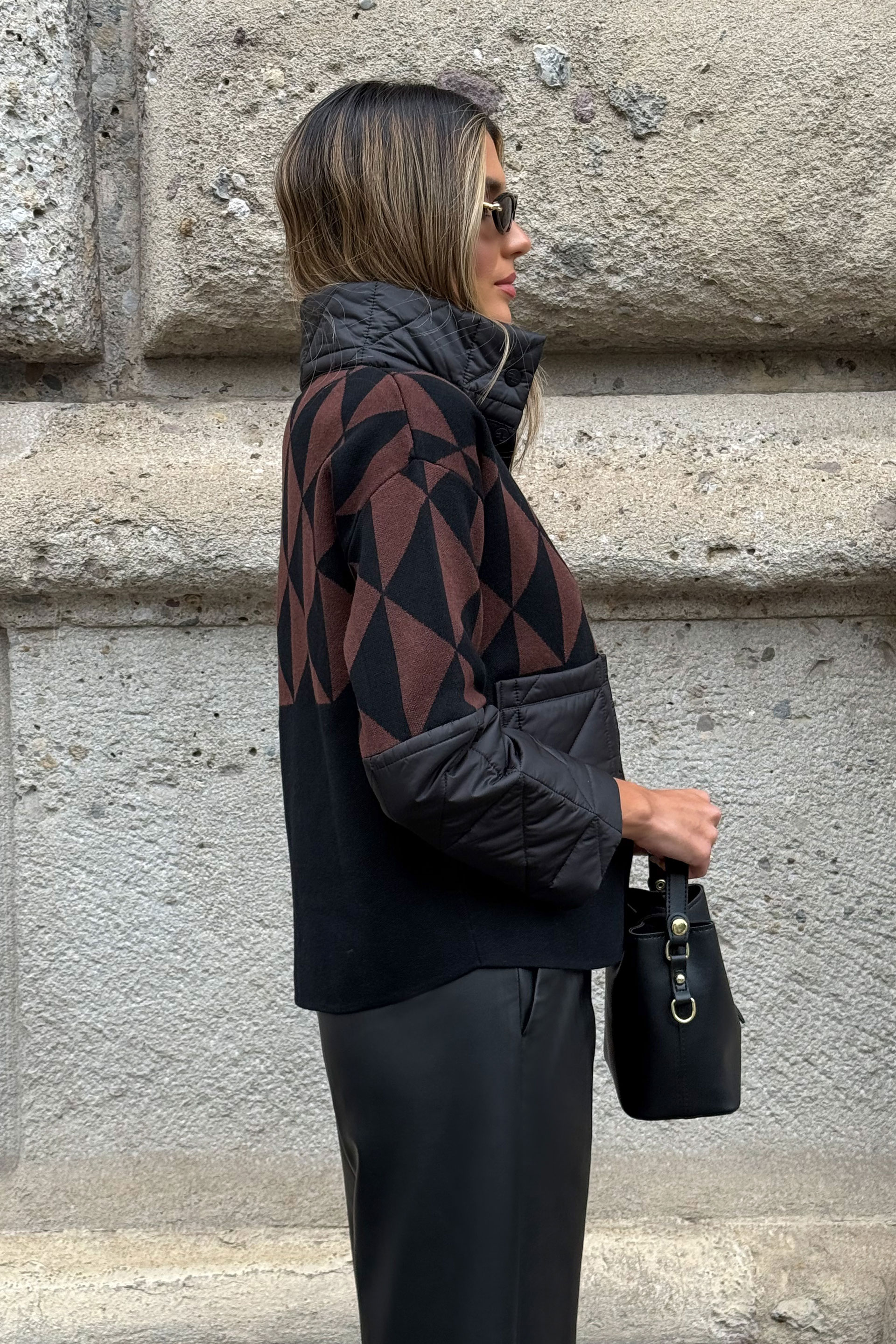 Casaco curto acolchoado com padrão geométrico