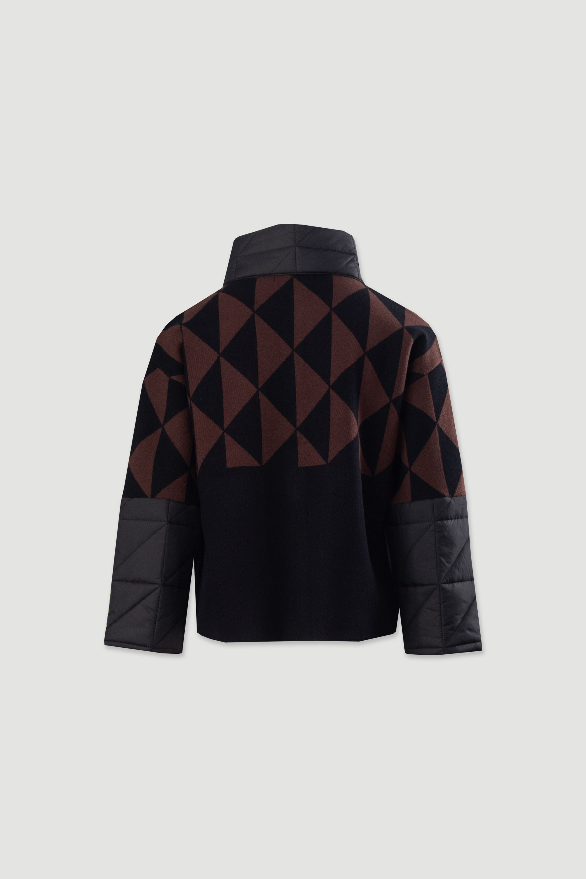 Casaco curto acolchoado com padrão geométrico