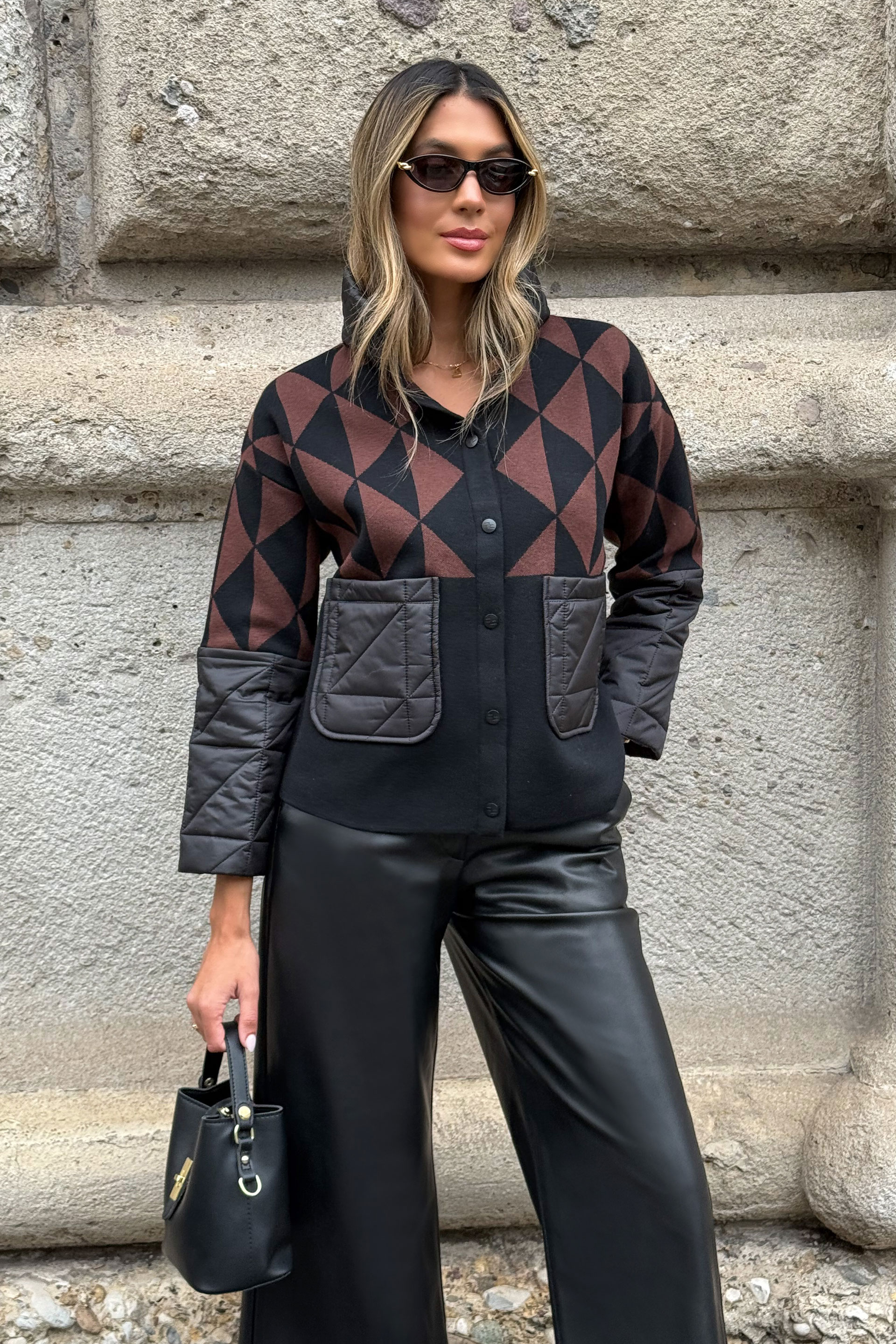 Casaco curto acolchoado com padrão geométrico