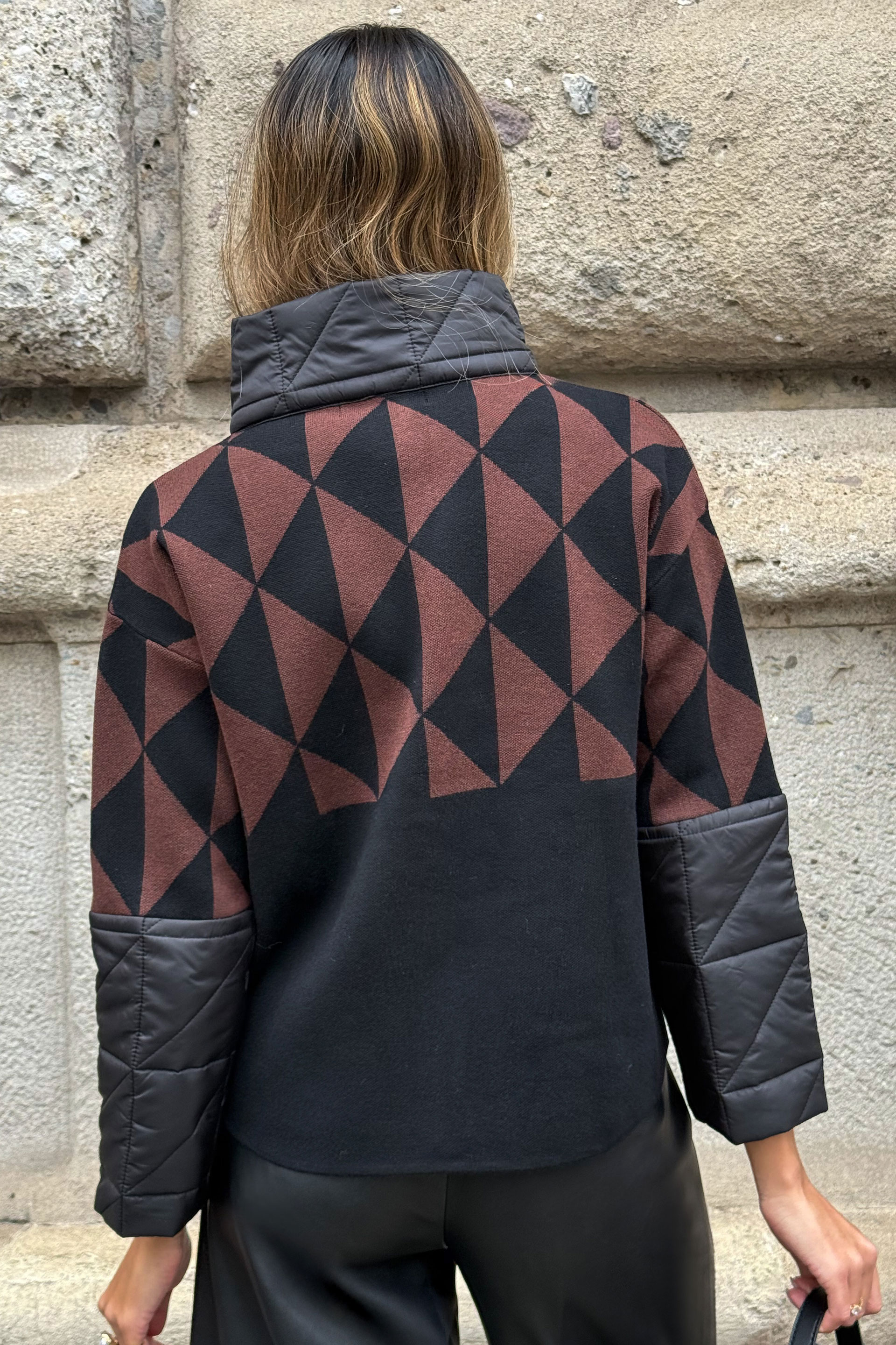 Casaco curto acolchoado com padrão geométrico
