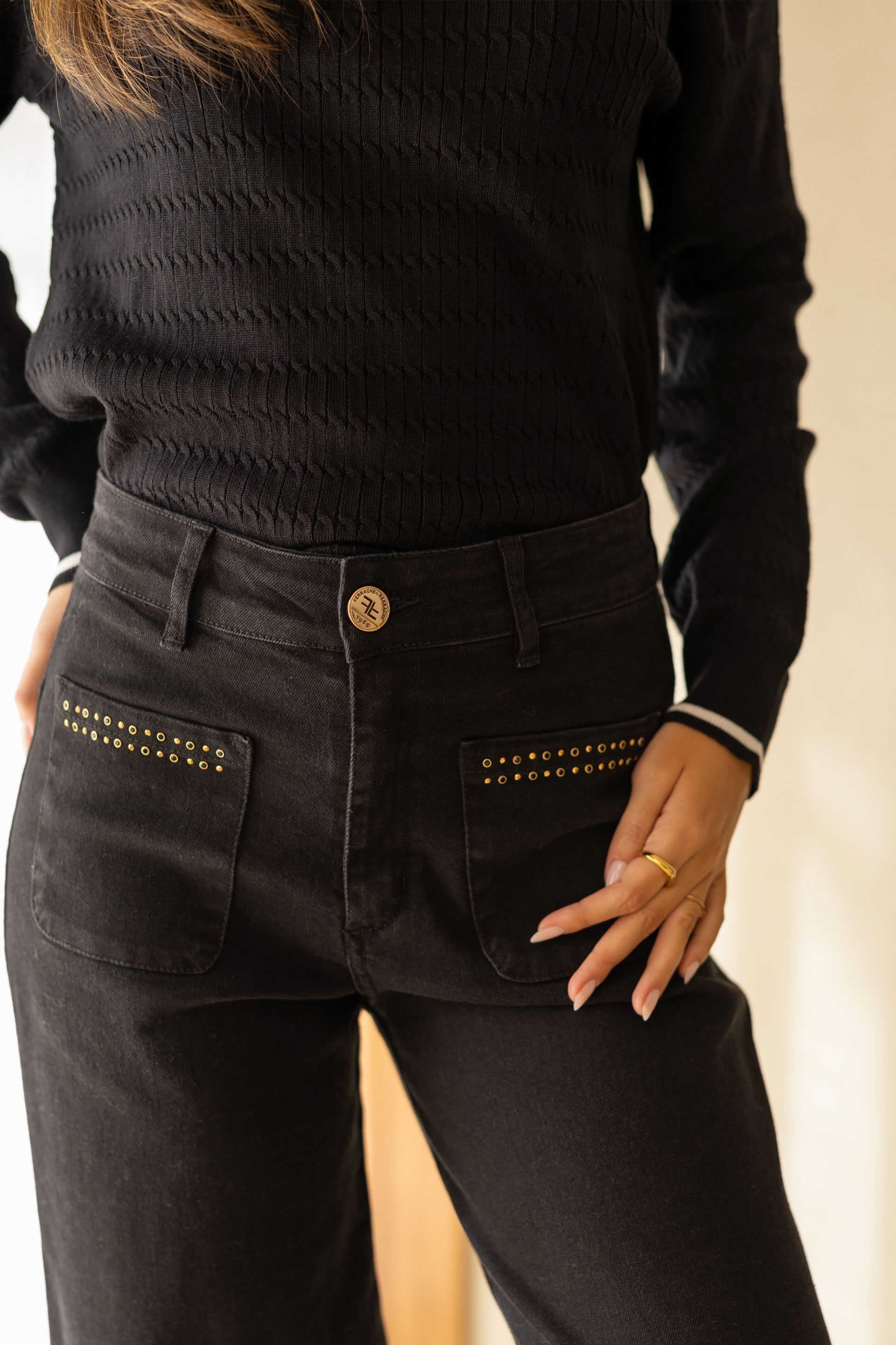 Jeans wide leg con aplicación de tachuelas