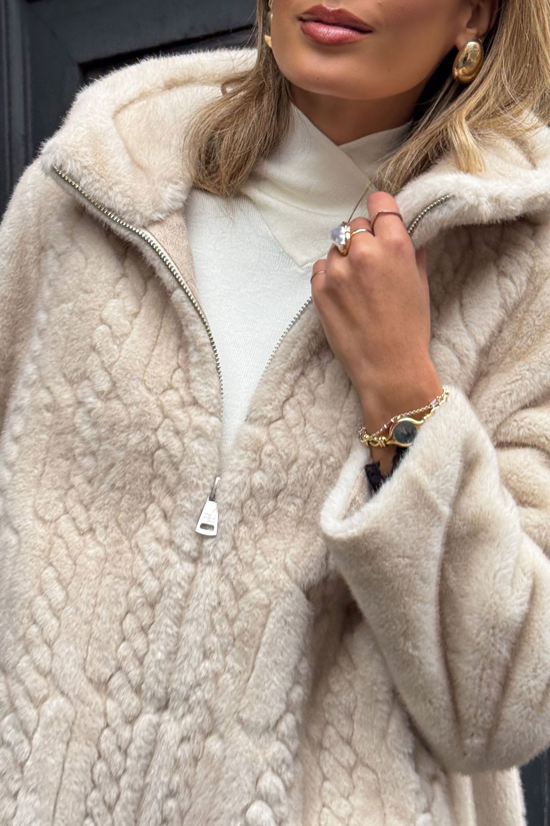 Abrigo de pelo sintético con efecto trenzado