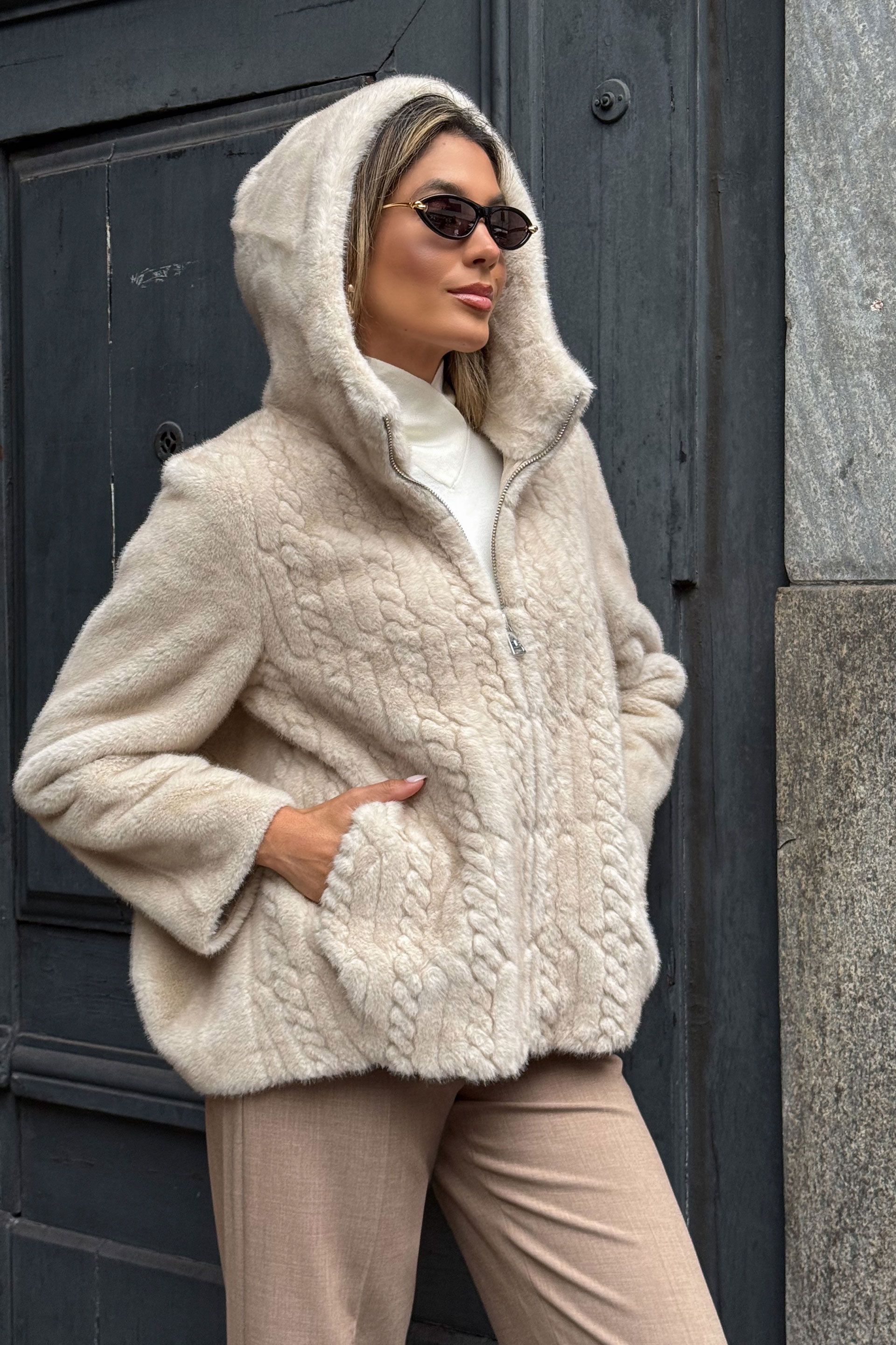 Abrigo de pelo sintético con efecto trenzado