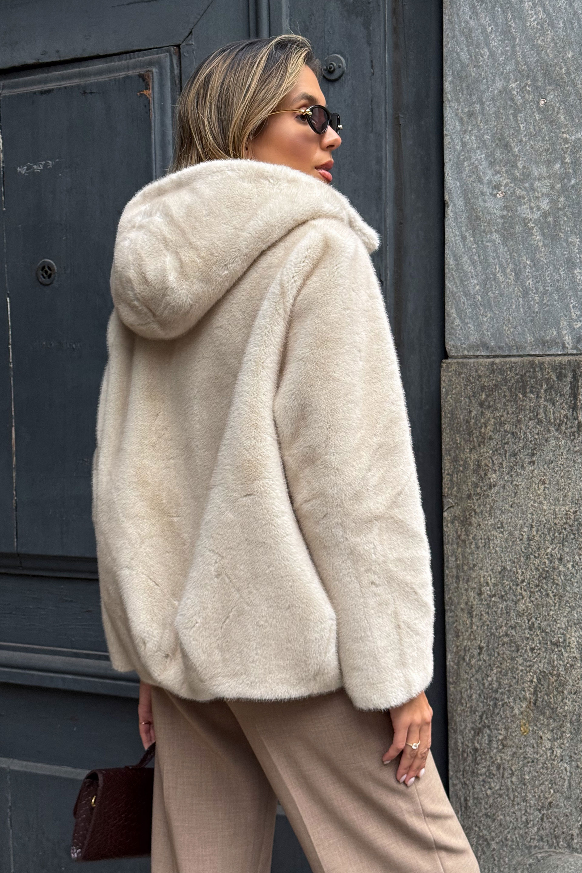 Abrigo de pelo sintético con efecto trenzado