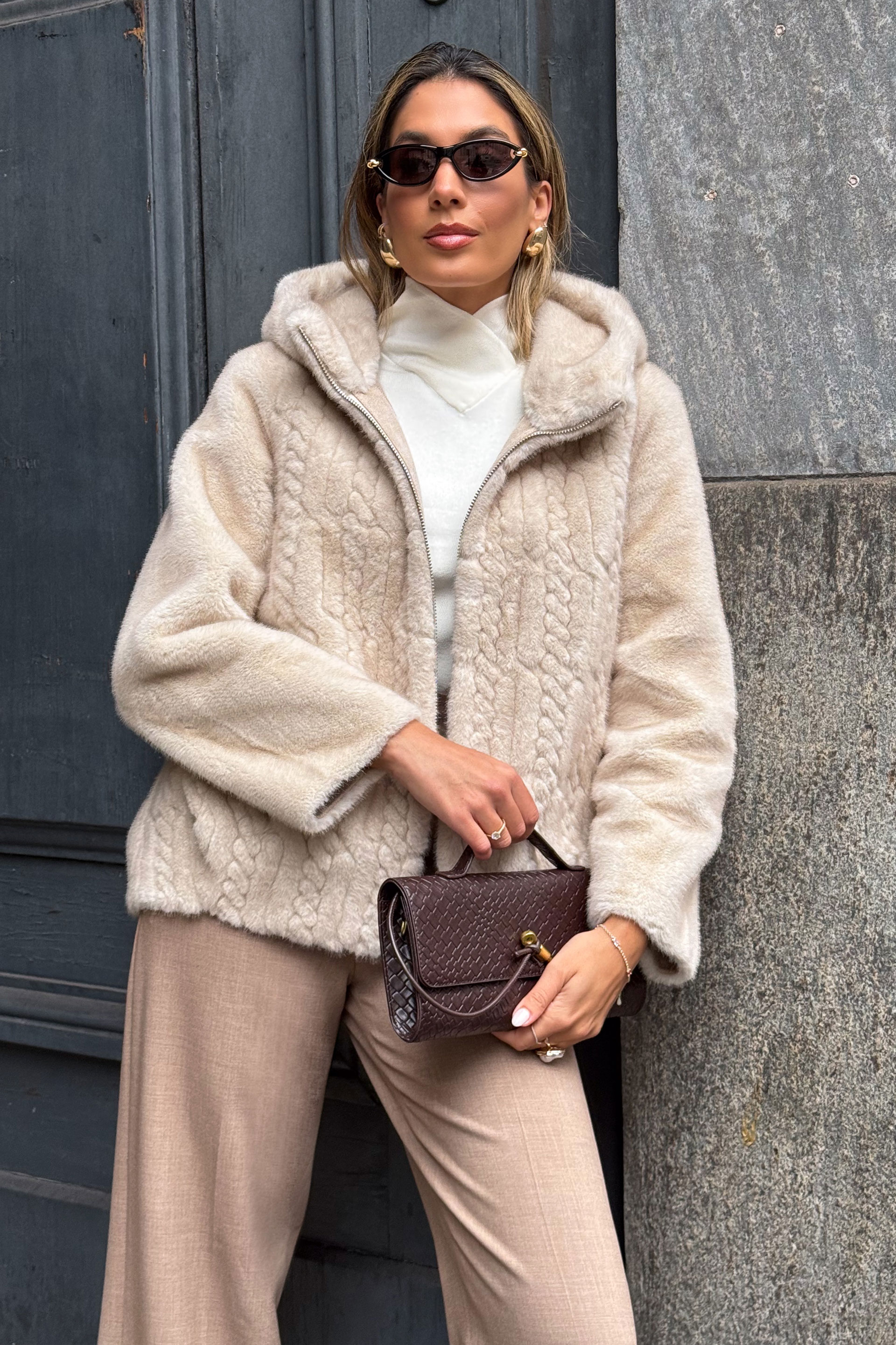 Abrigo de pelo sintético con efecto trenzado