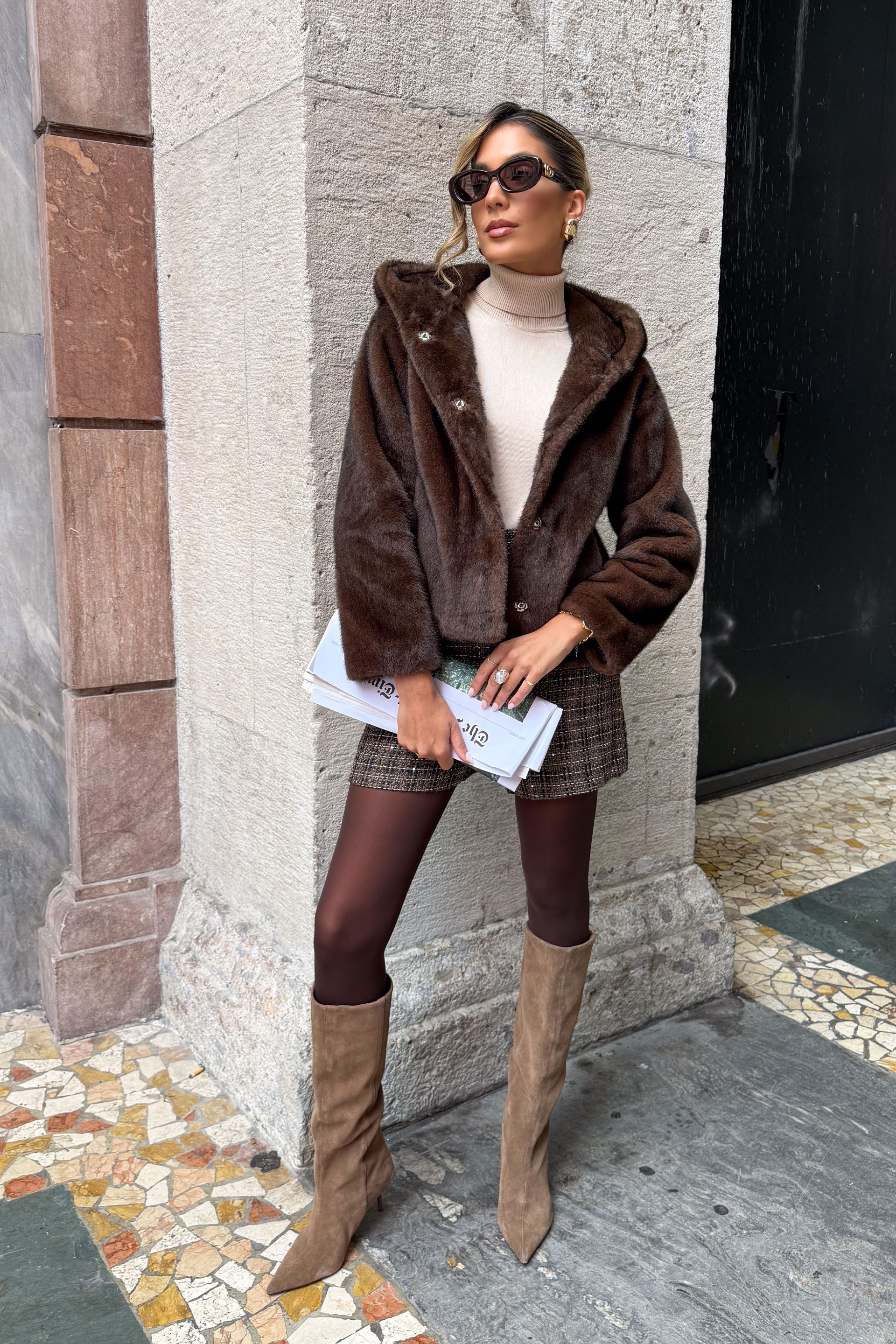 Chaqueta corta de pelo sintético con capucha