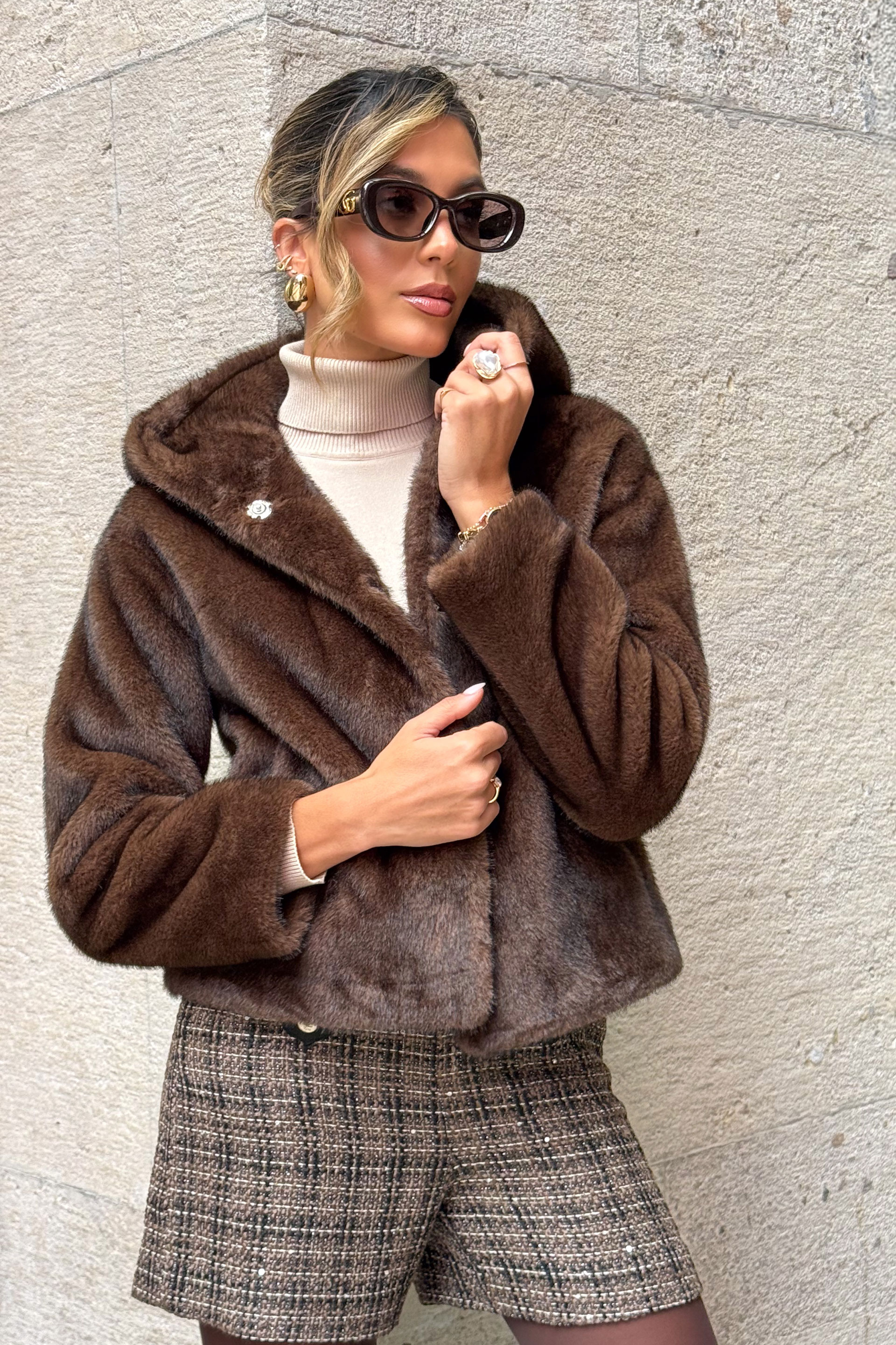 Chaqueta corta de pelo sintético con capucha