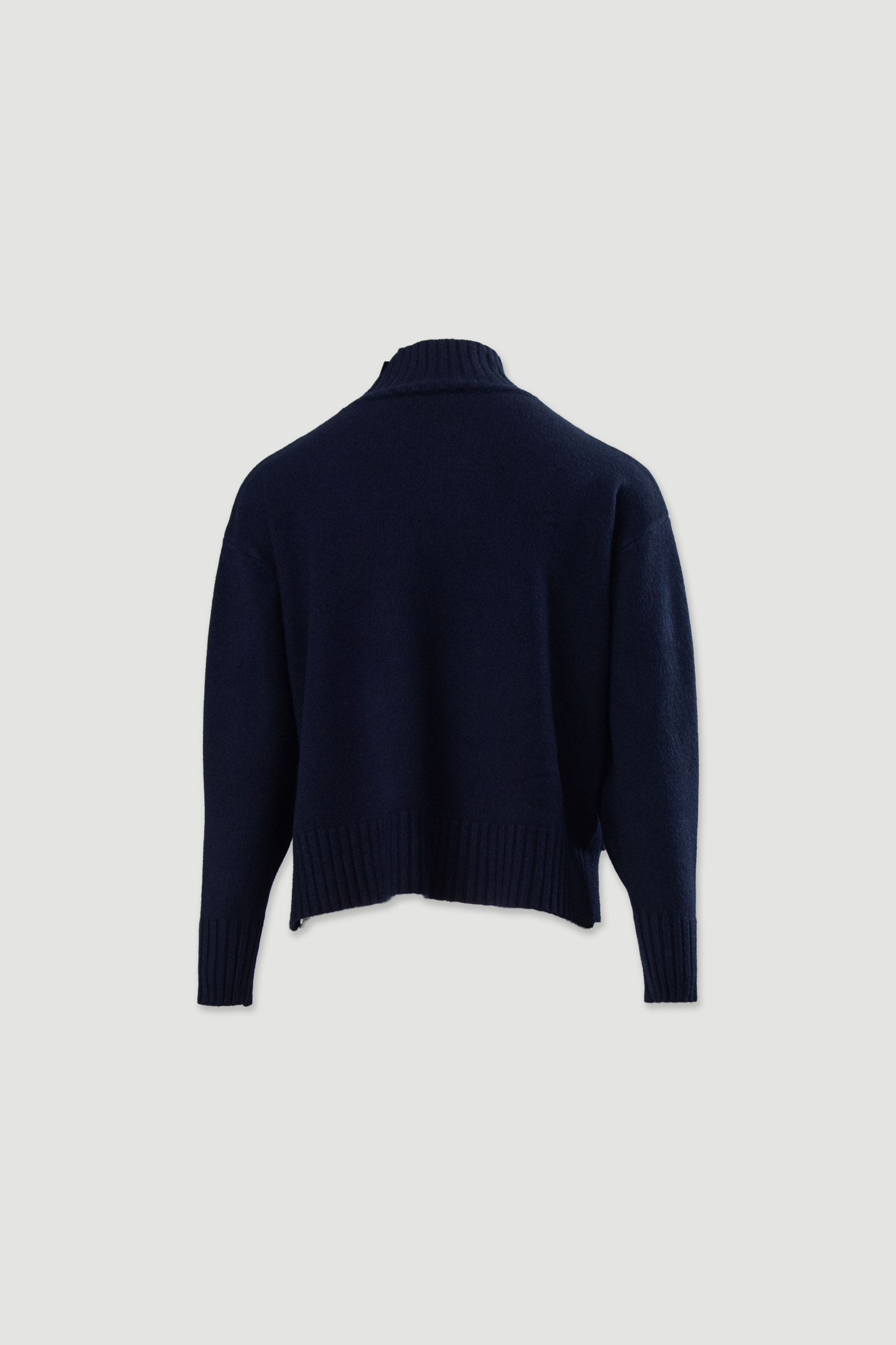 Camisola de malha com gola subida e botões laterais