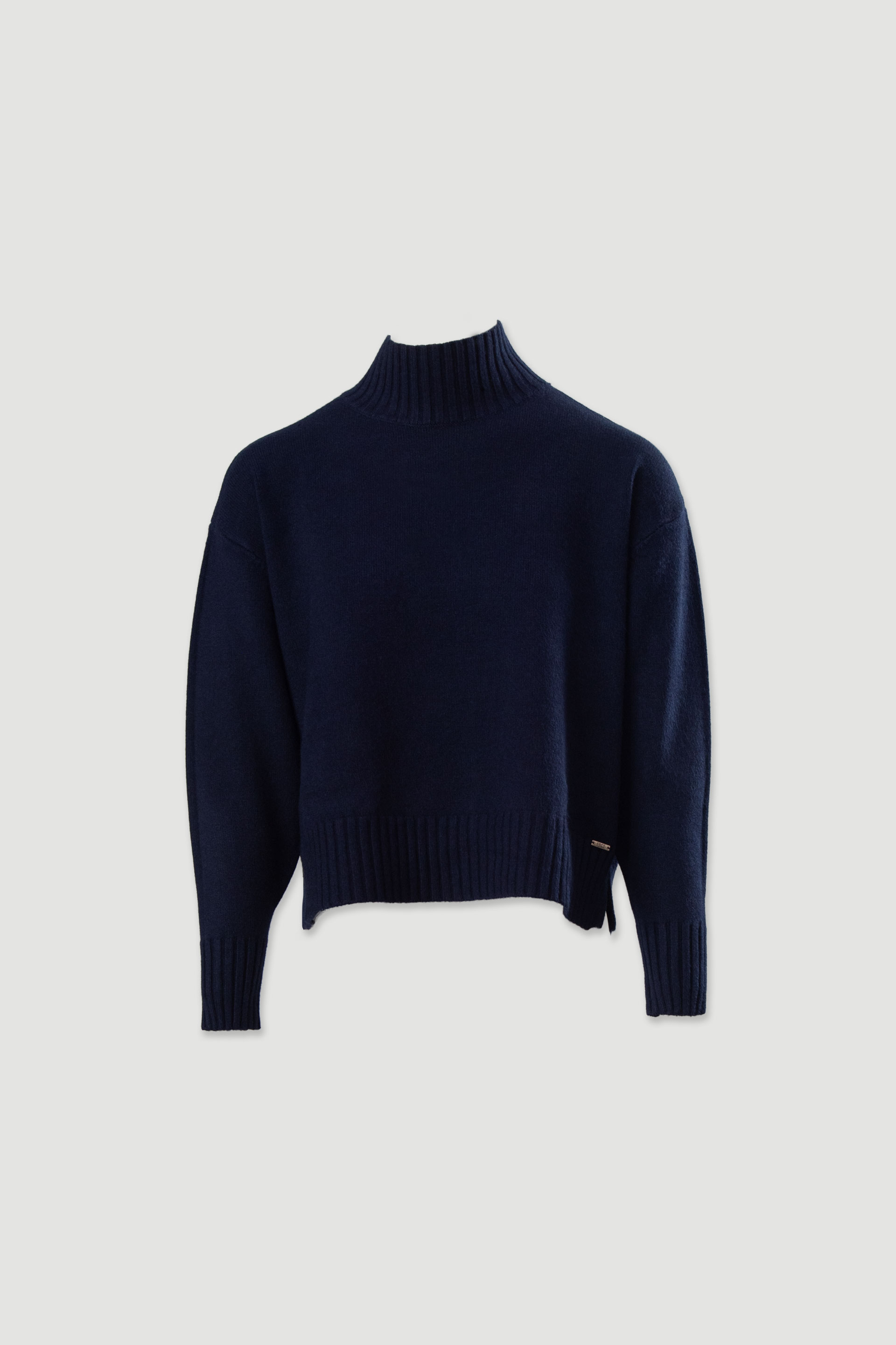 Camisola de malha com gola subida e botões laterais