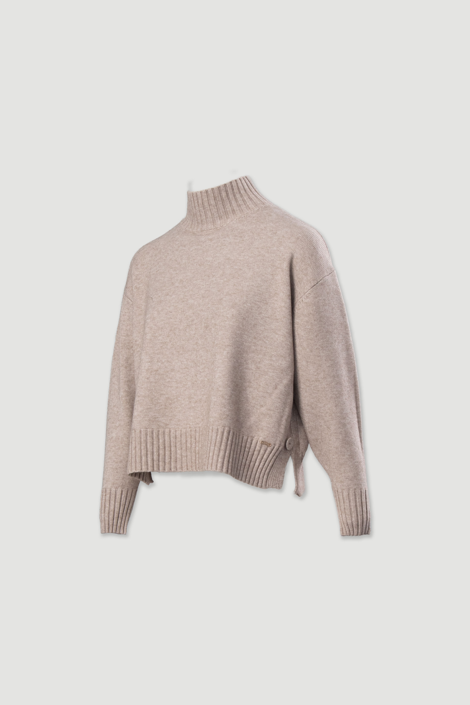 Camisola de malha com gola subida e botões laterais