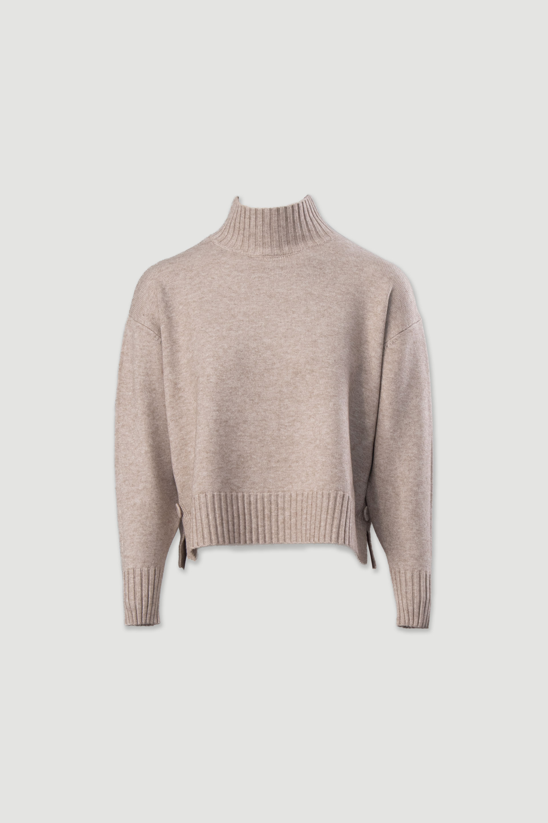 Camisola de malha com gola subida e botões laterais