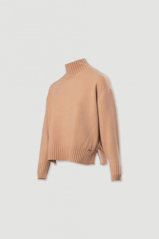 Pull en maille  col montant et boutons latraux