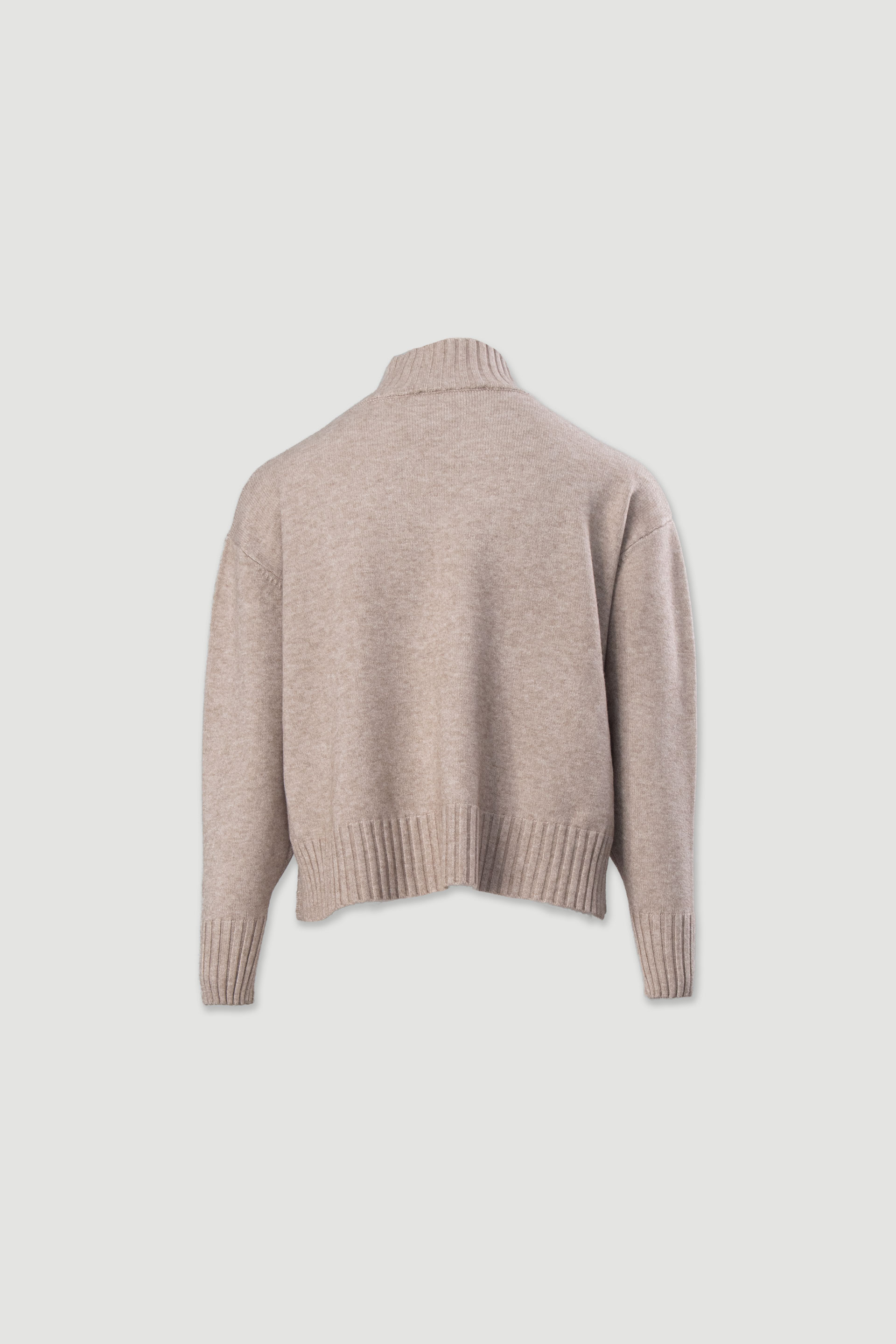 Camisola de malha com gola subida e botões laterais