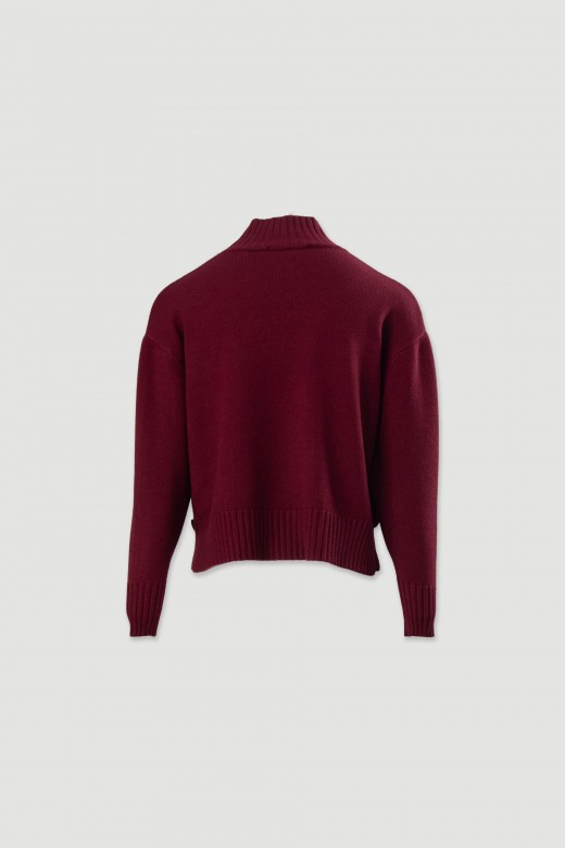 Jersey de punto con cuello alto y botones laterales
