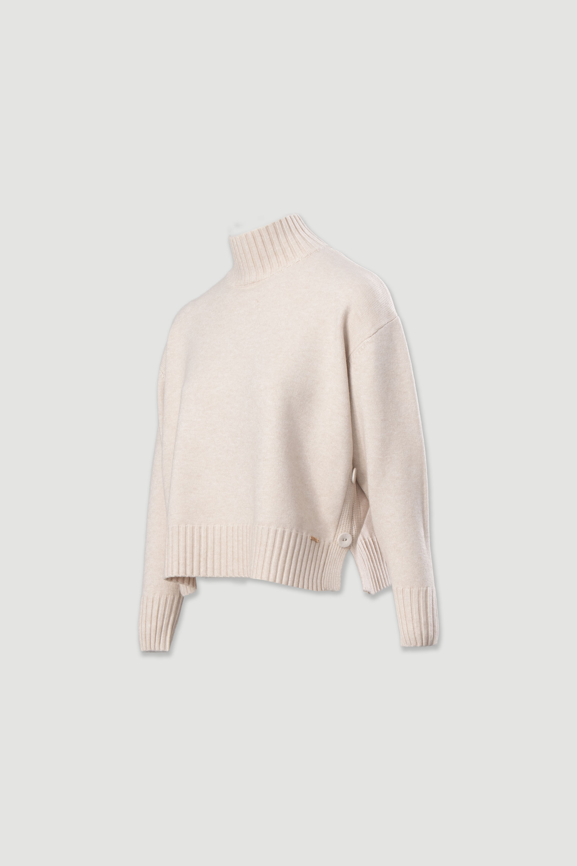 Camisola de malha com gola subida e botões laterais