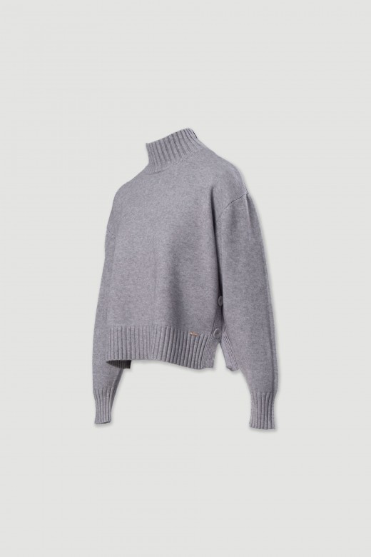Pull en maille  col montant et boutons latraux