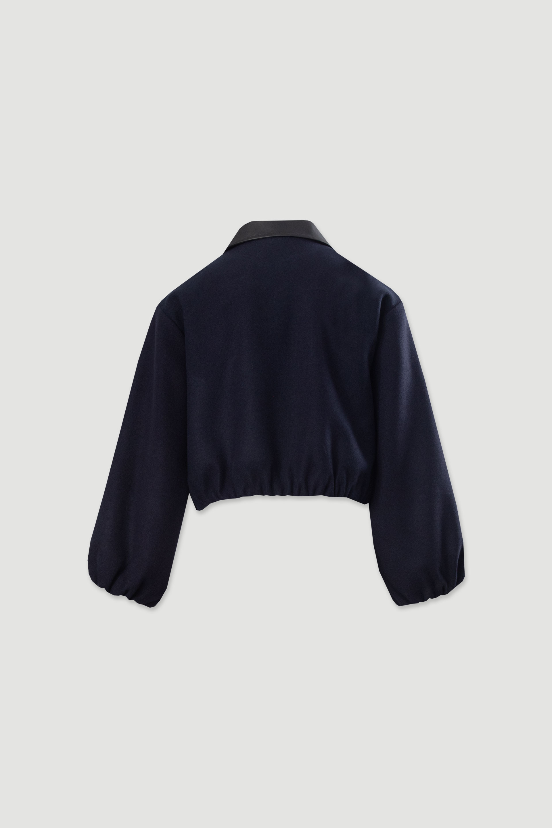 Bomber curto em fazenda