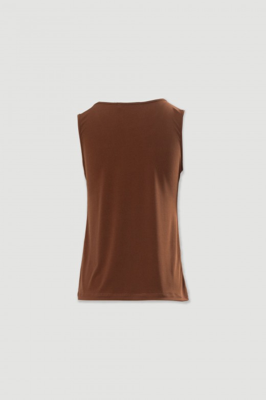Basic knit top with round neckline