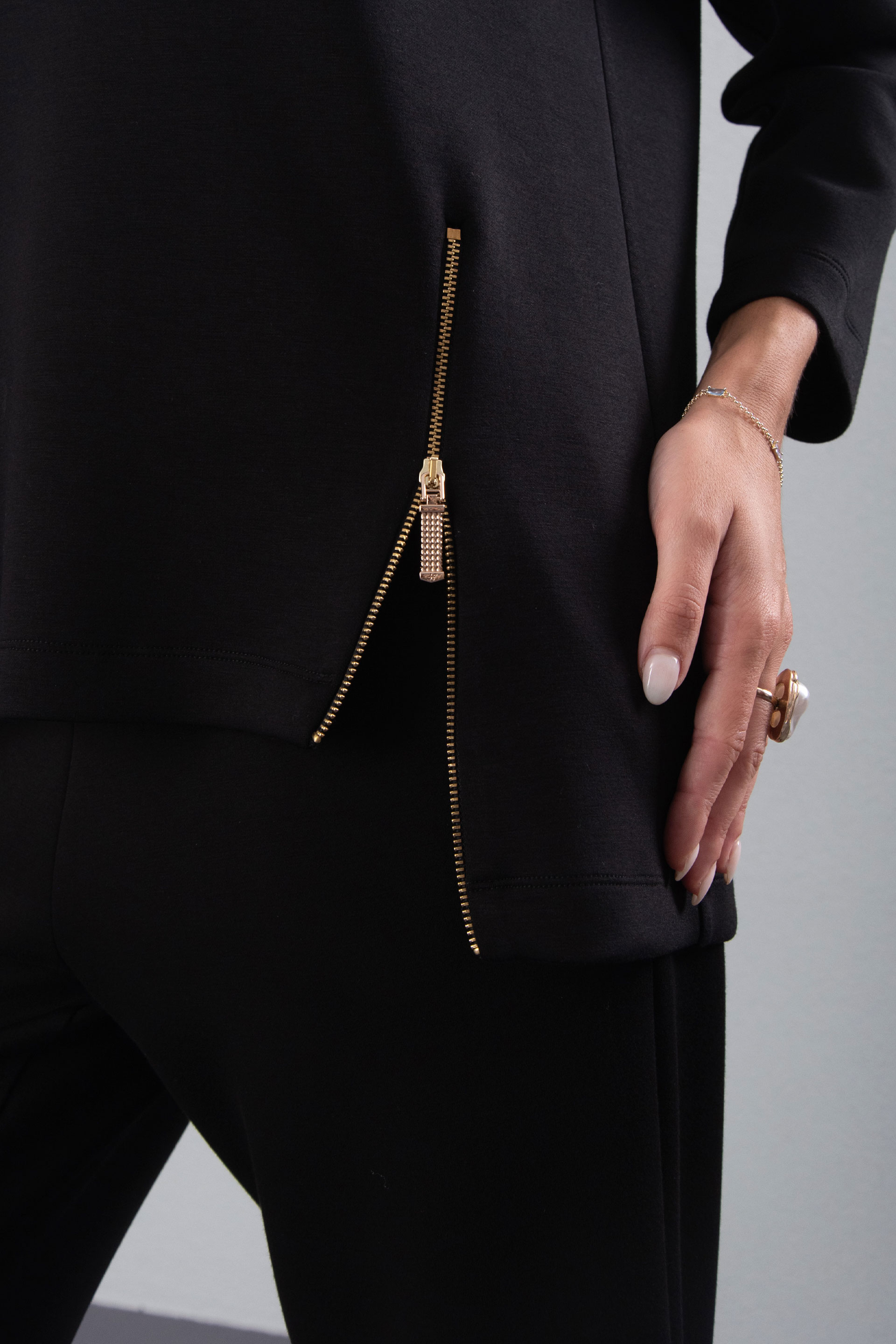 Tunique avec fermetures éclair métalliques sur les côtés