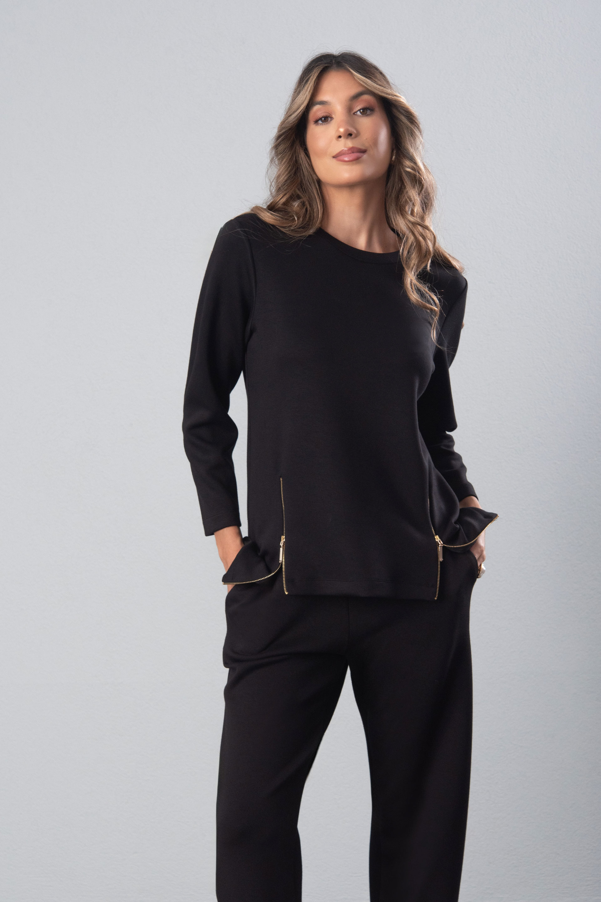 Tunique avec fermetures éclair métalliques sur les côtés