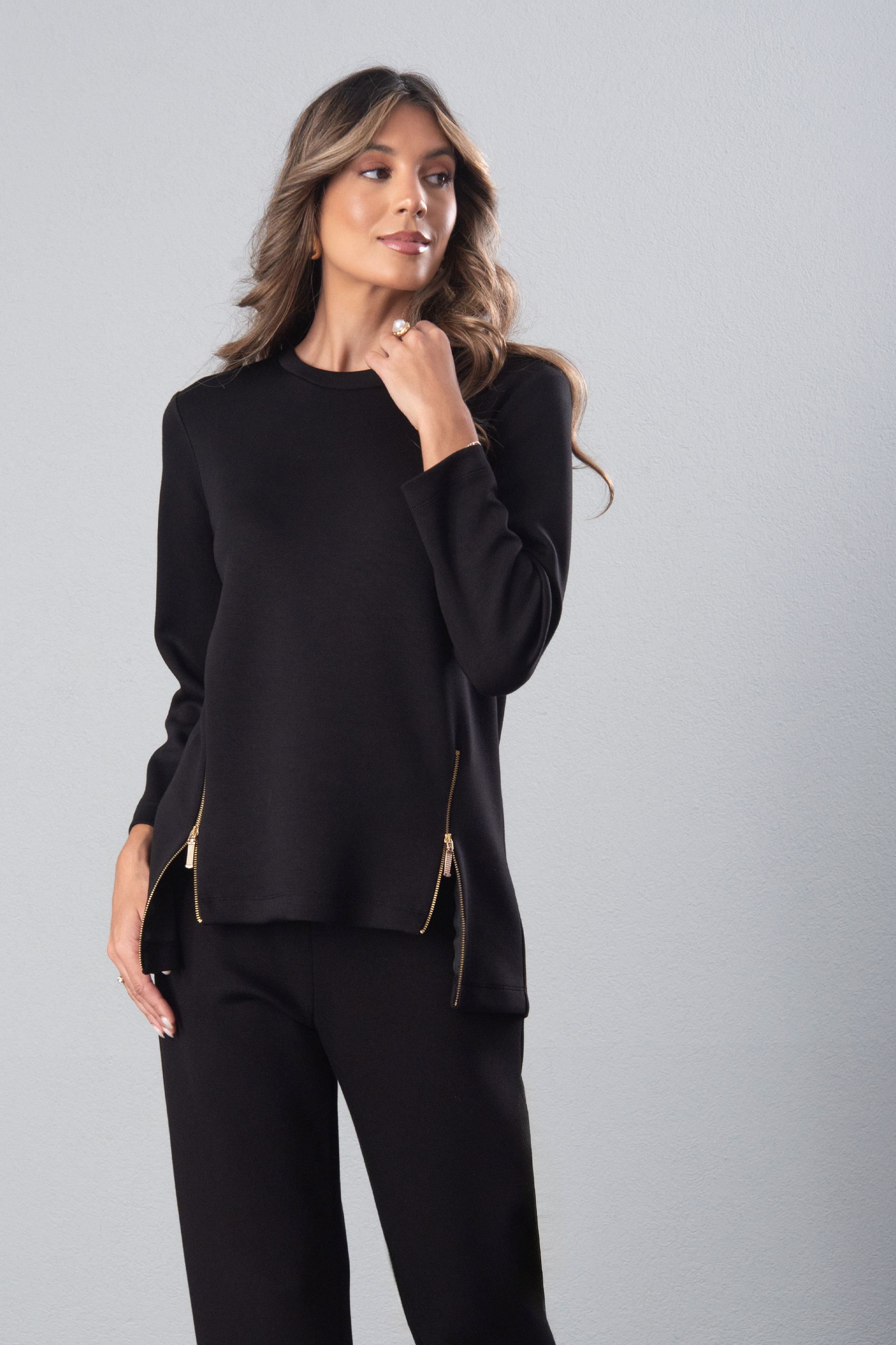 Tunique avec fermetures éclair métalliques sur les côtés