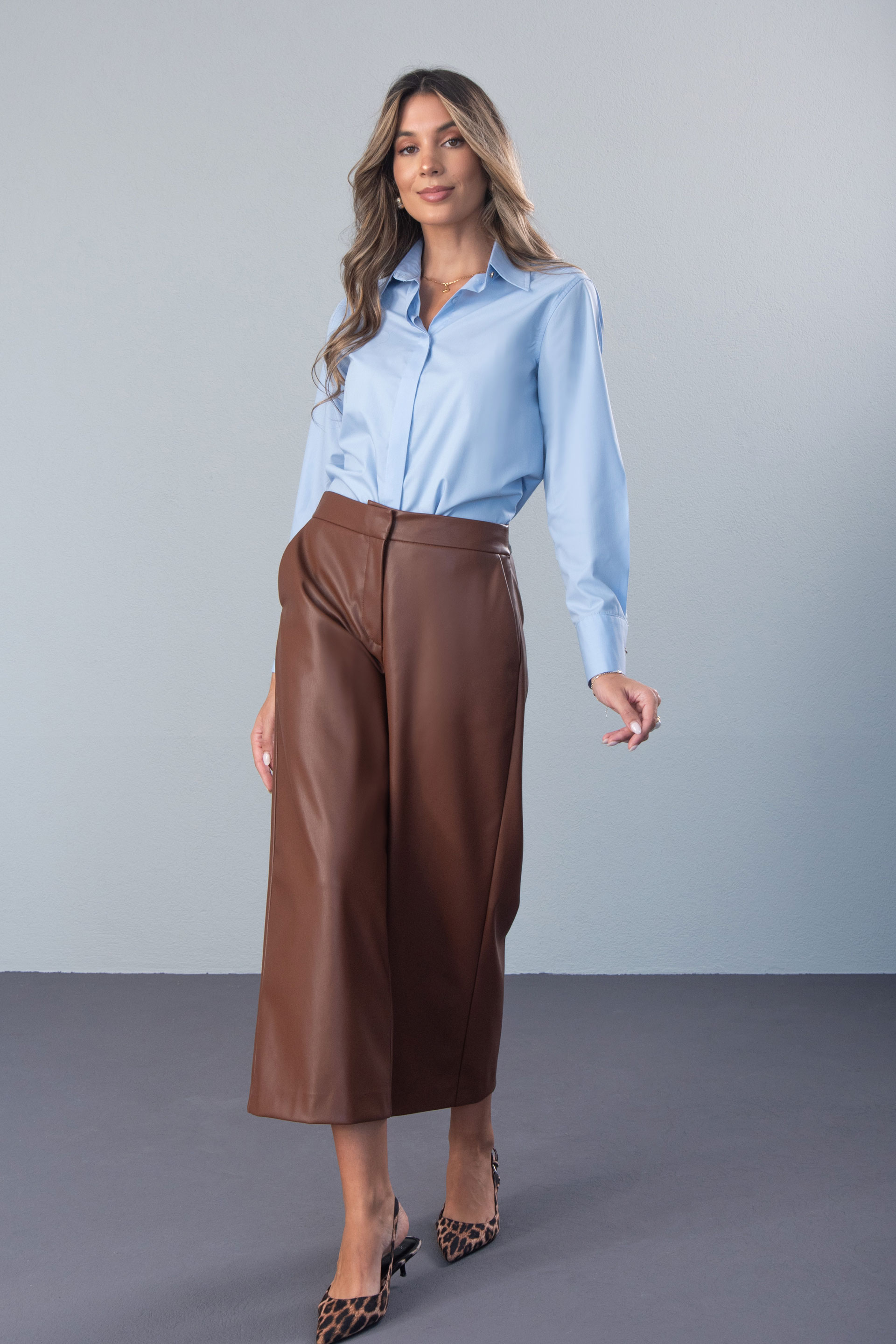 Calça culotte wide leg efeito pele