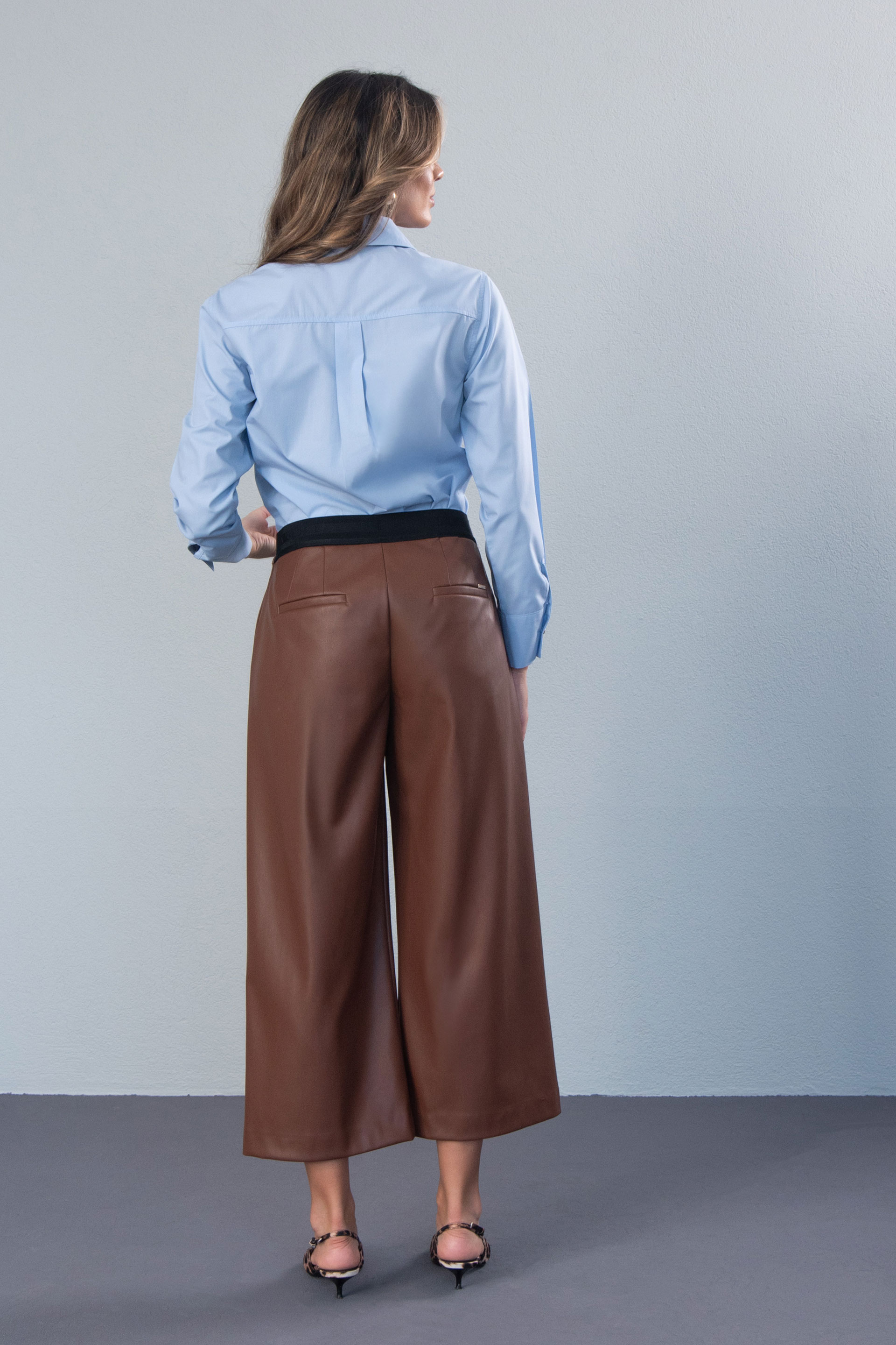 Calça culotte wide leg efeito pele