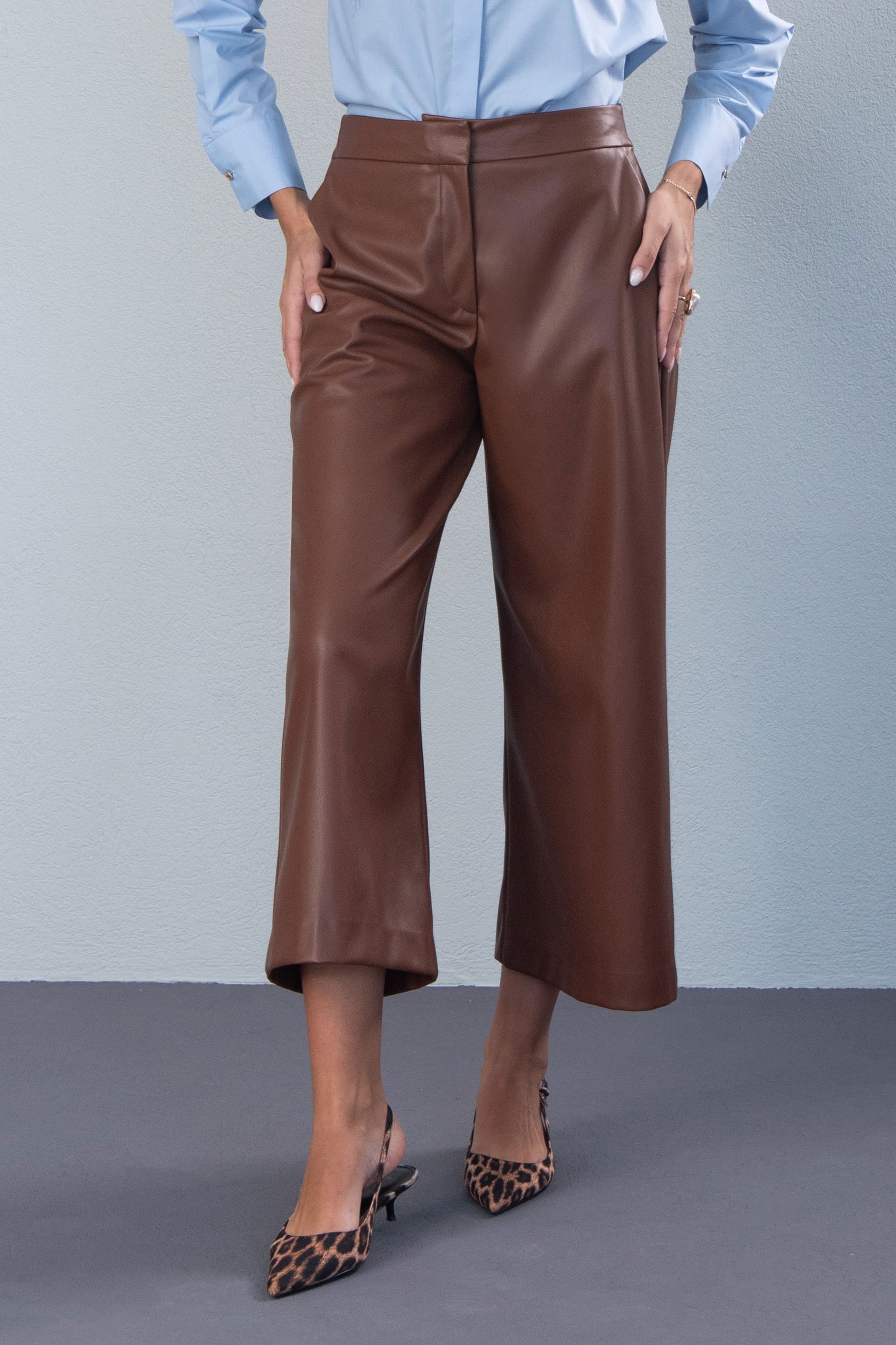 Calça culotte wide leg efeito pele