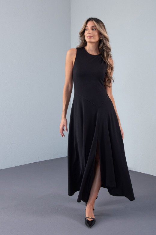 Vestido assimtrico com racha frontal
