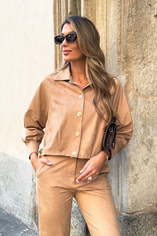 Chaqueta corta de ante con botones frontales