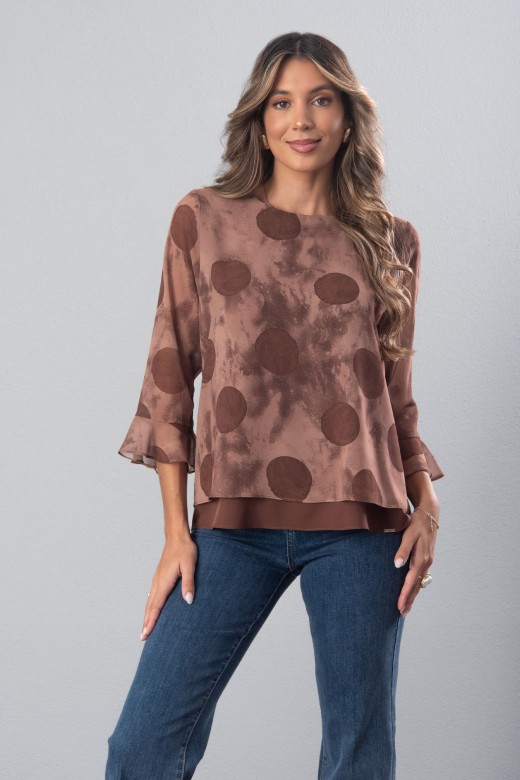 Blusa estampada com padro e mangas em folho