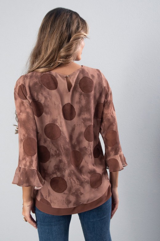 Blusa estampada com padro e mangas em folho