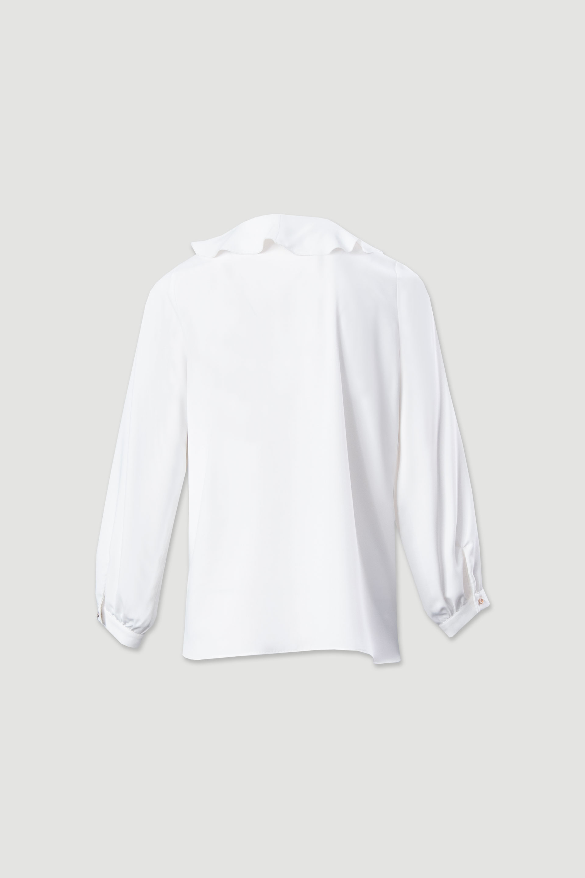 Blusa con volante y lazo en el escote