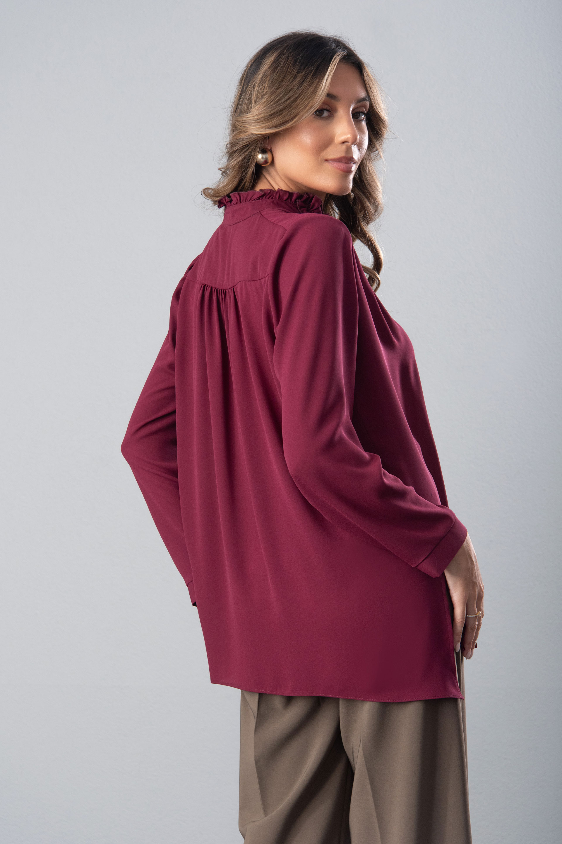 Túnica fluida con volante en el escote