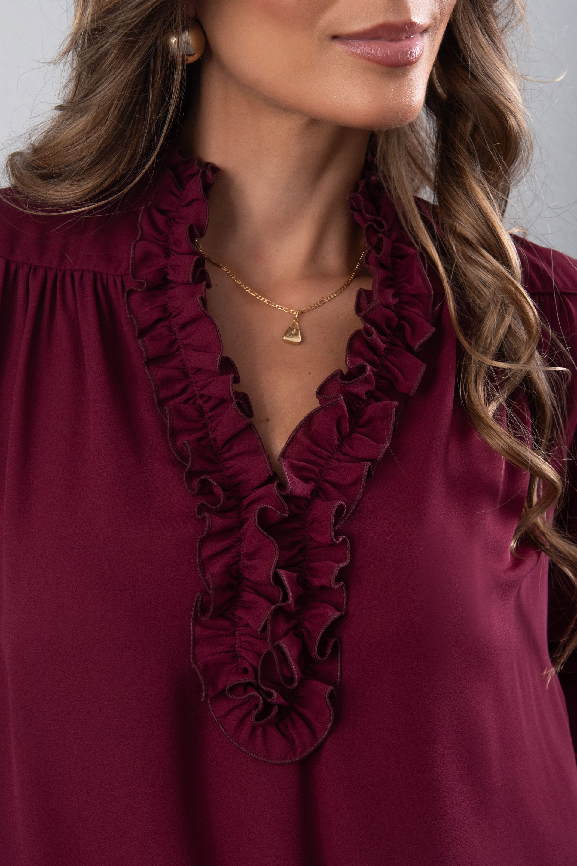 Túnica fluida con volante en el escote