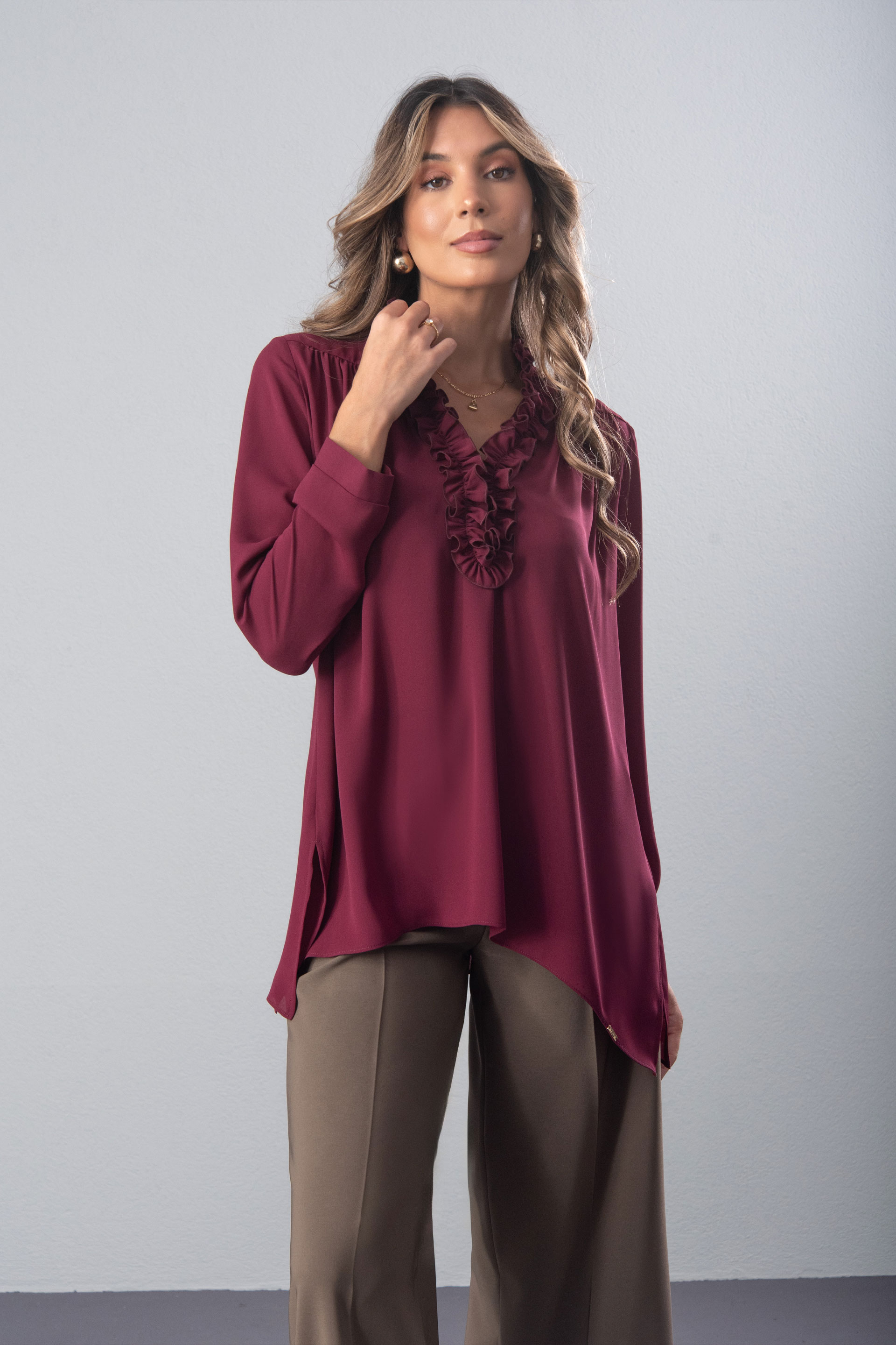 Túnica fluida con volante en el escote