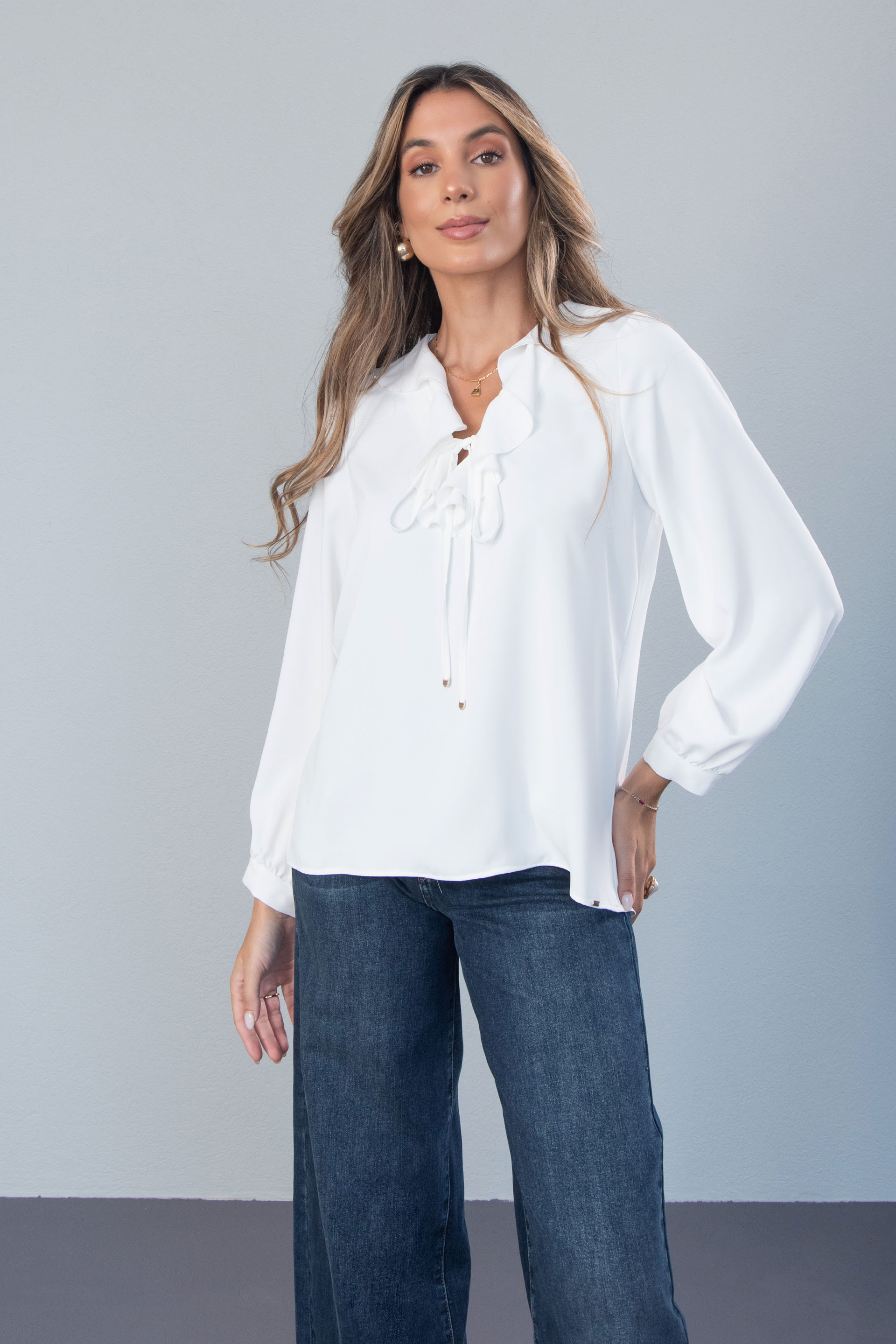 Blusa con volante y lazo en el escote
