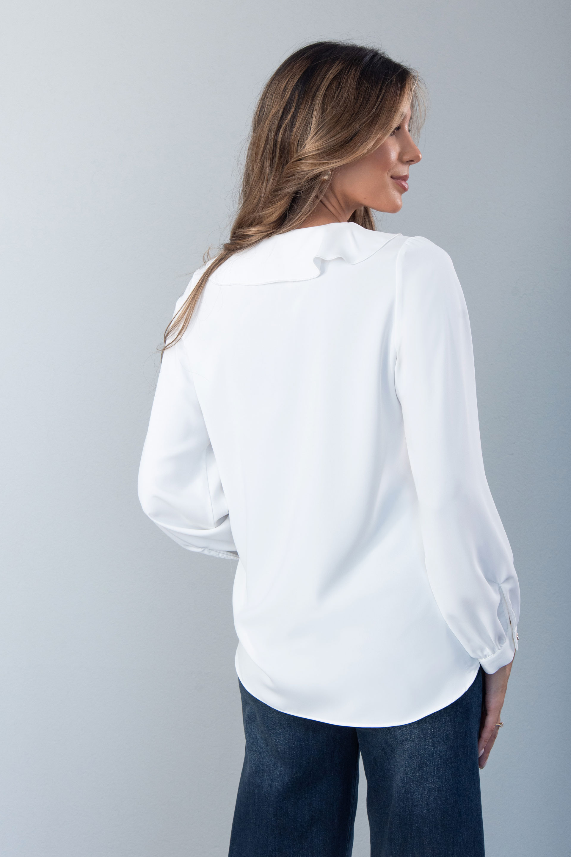 Blusa con volante y lazo en el escote