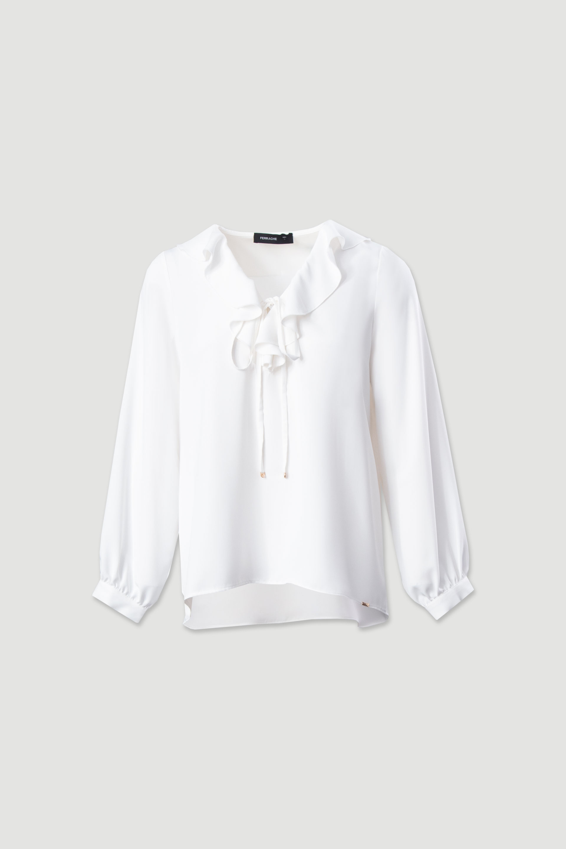 Blusa con volante y lazo en el escote