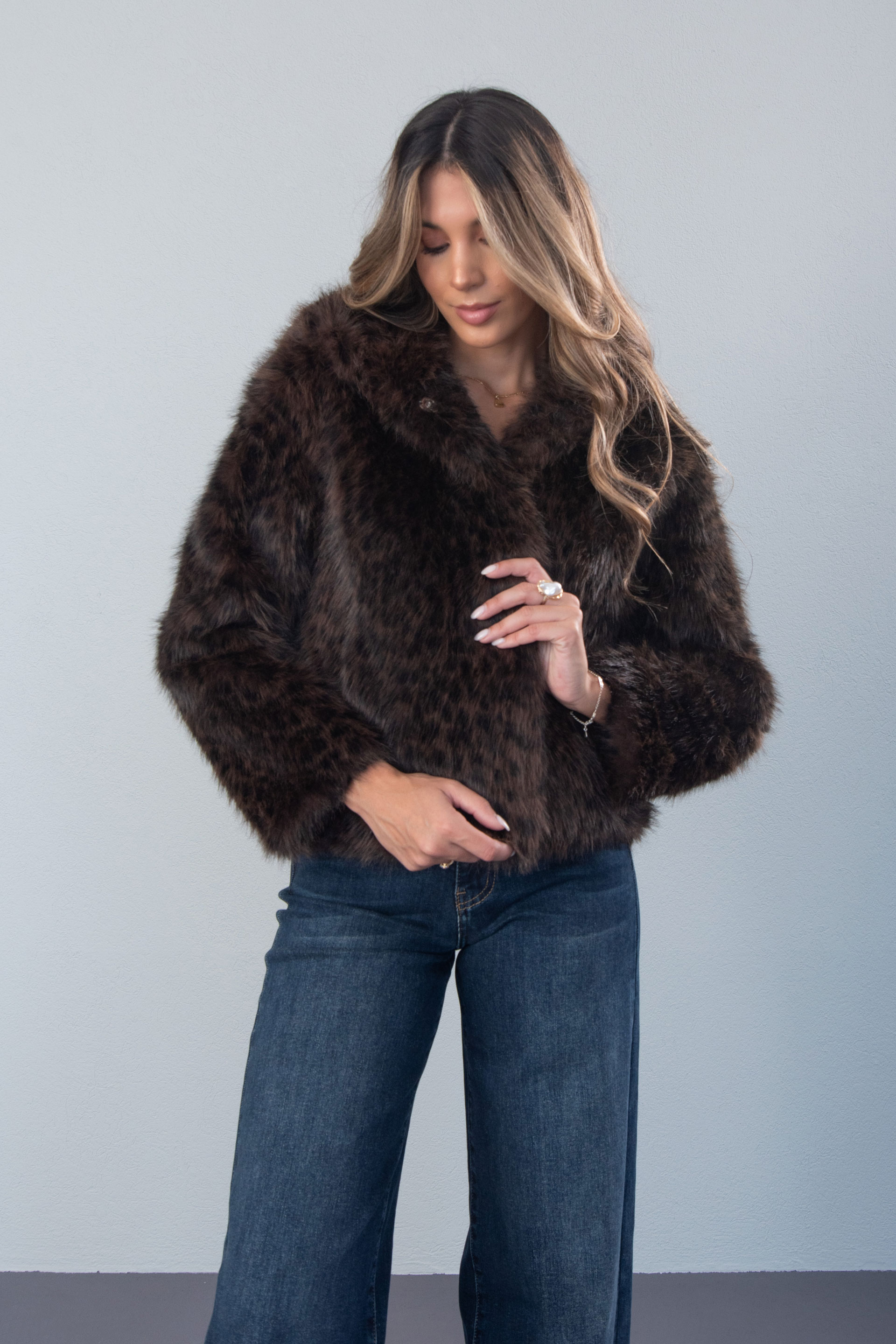 Chaqueta corta de pelo sintético con capucha