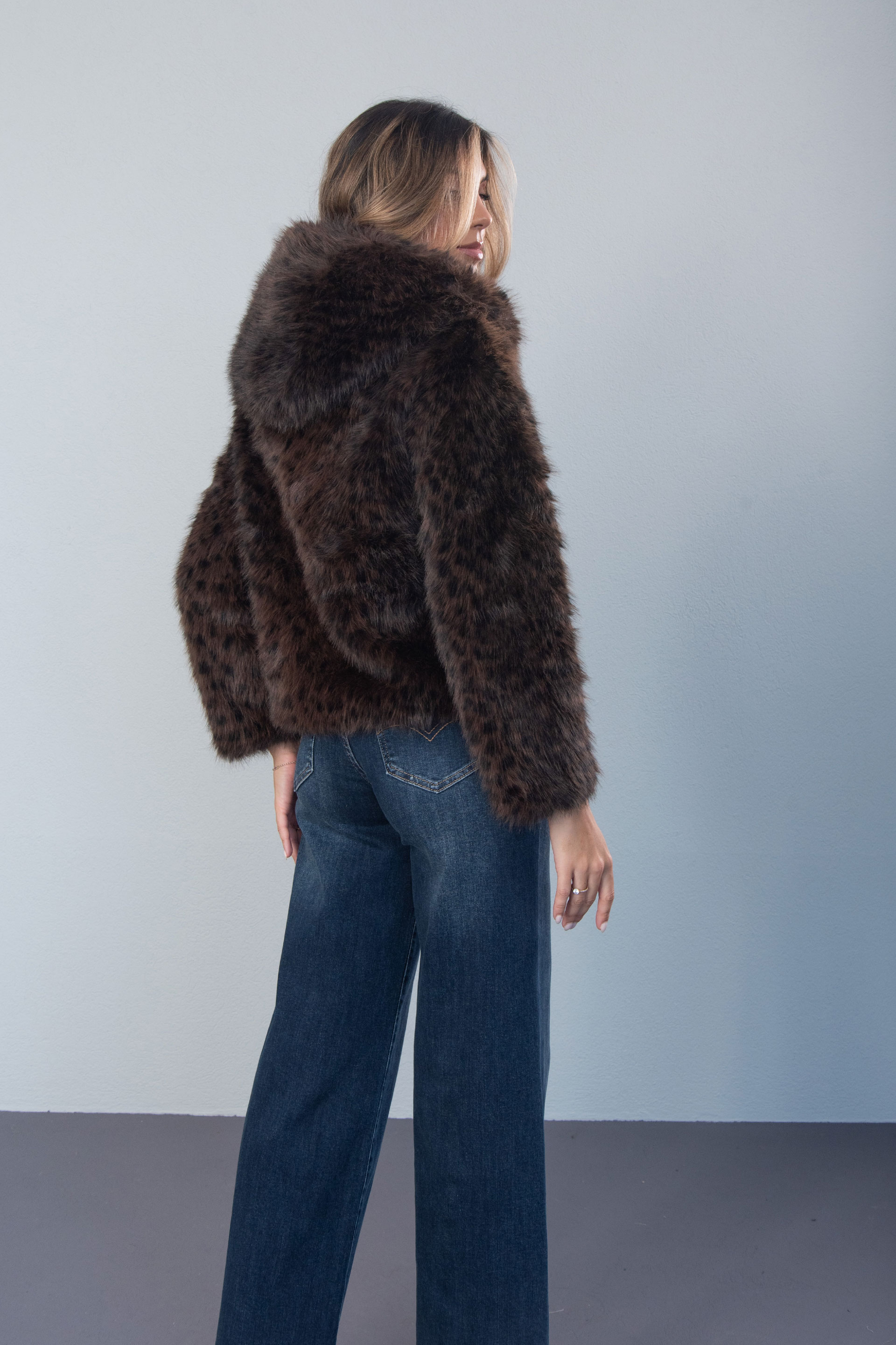 Chaqueta corta de pelo sintético con capucha