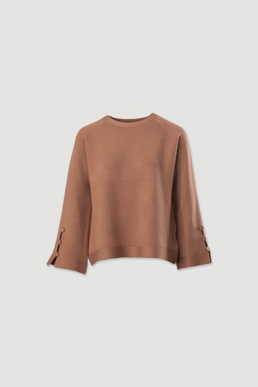 Pull en maille avec boutons dcoratifs sur les manches